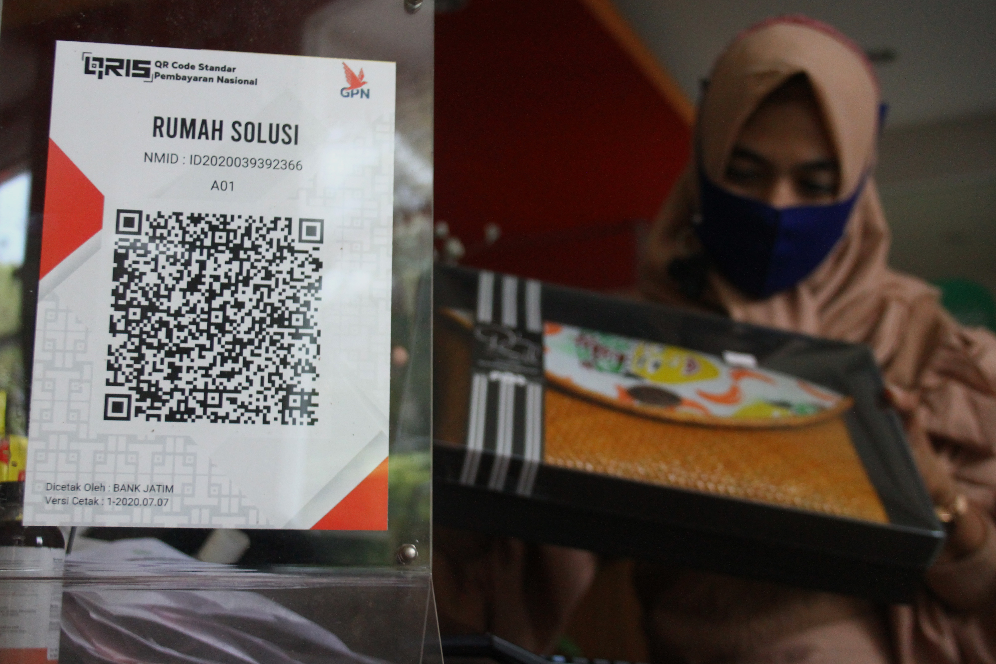 Pengunjung melihat kerajinan tas anyaman yang dipajang di ruang pamer produk Usaha Mikro Kecil Menengah (UMKM), di Rumah Solusi, Malang.