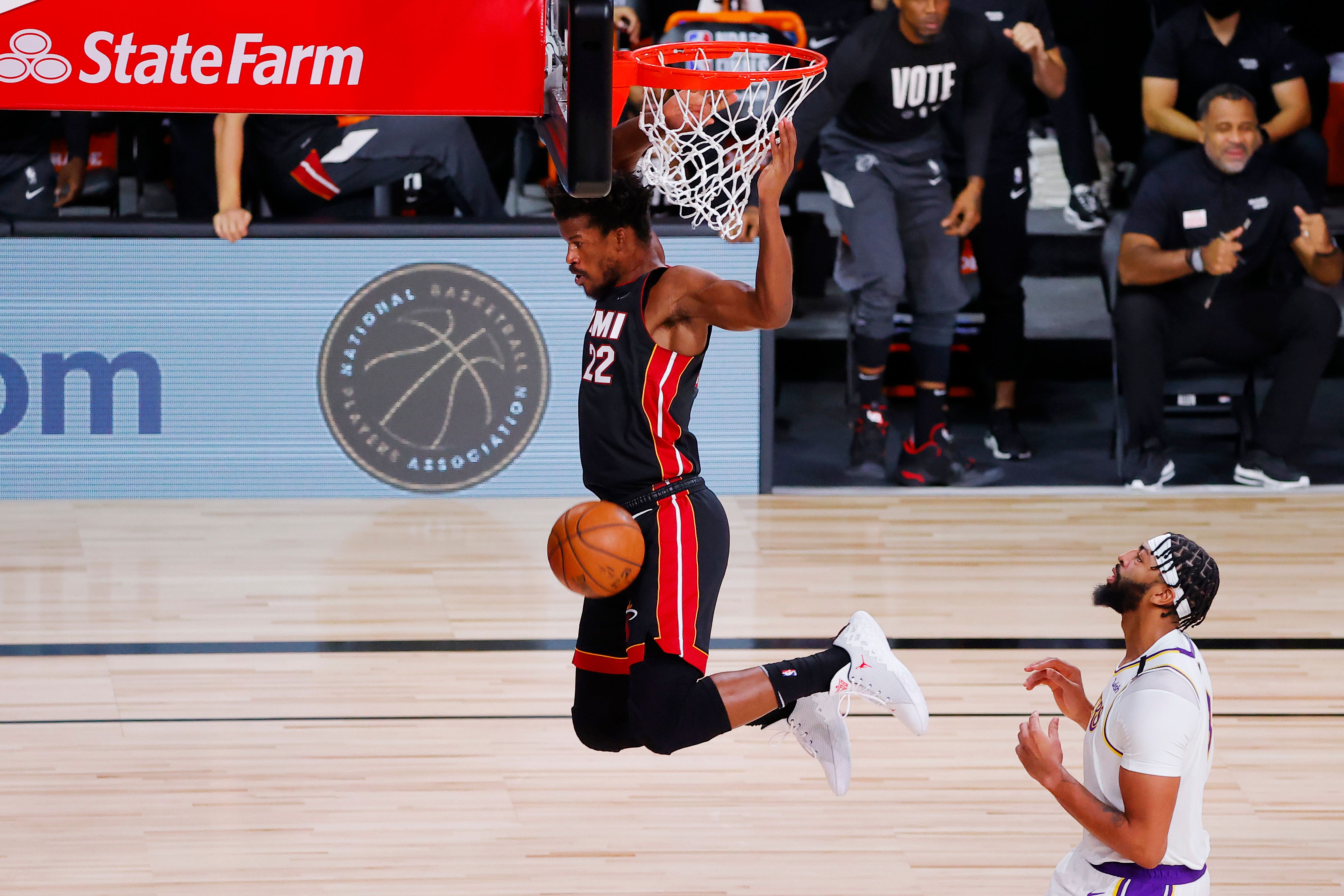 Forward Miami Heat, Jimmy Butler (kiri) melakukan dunks saat menghadapi LA Lakers pada final NBA. 