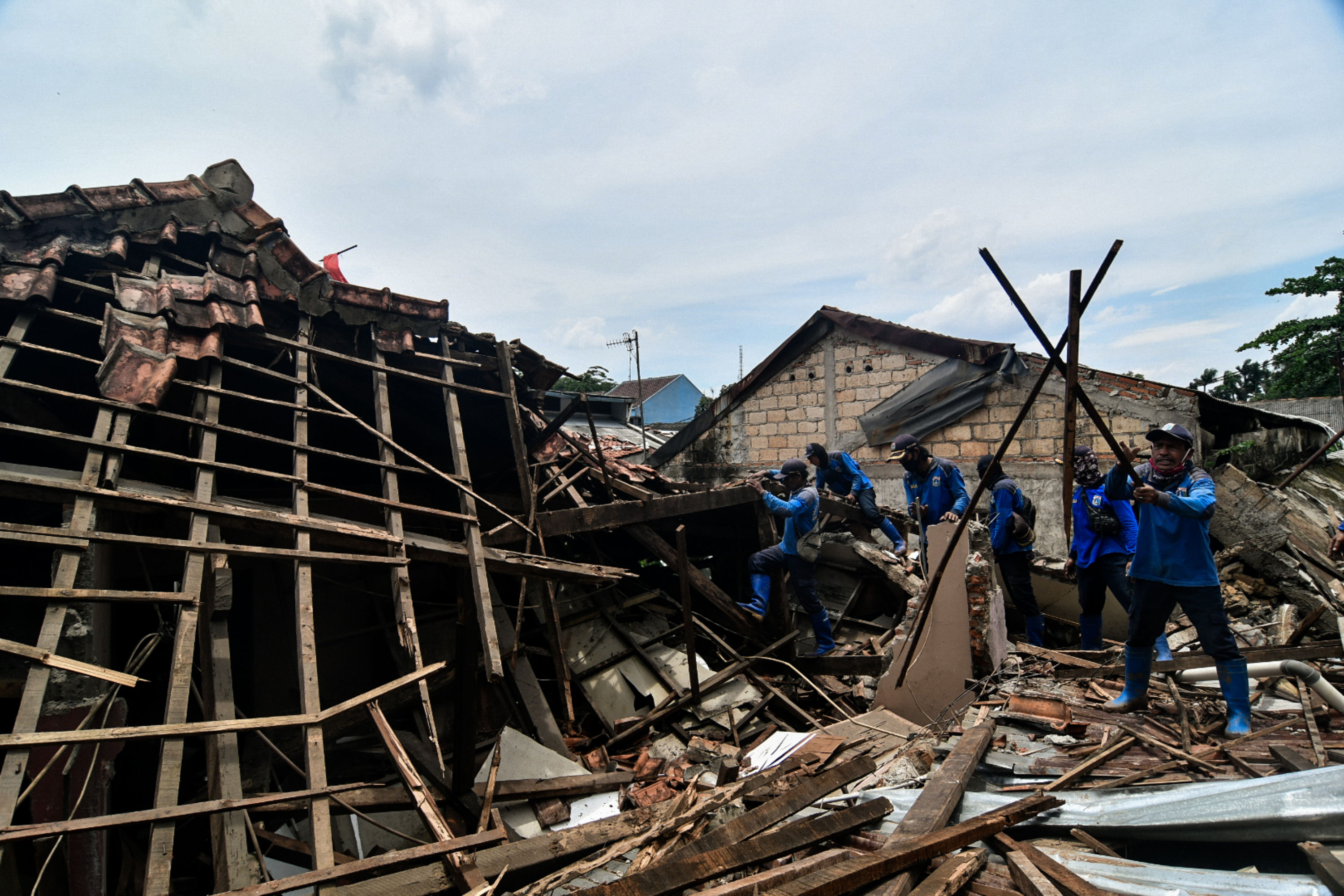 Petugas Dinas Sumber Daya Air sedang mengevakuasi rumah warga yang tertimpa longsor di kawasan Ciganjur, Jakarta, Senin (11/10)
