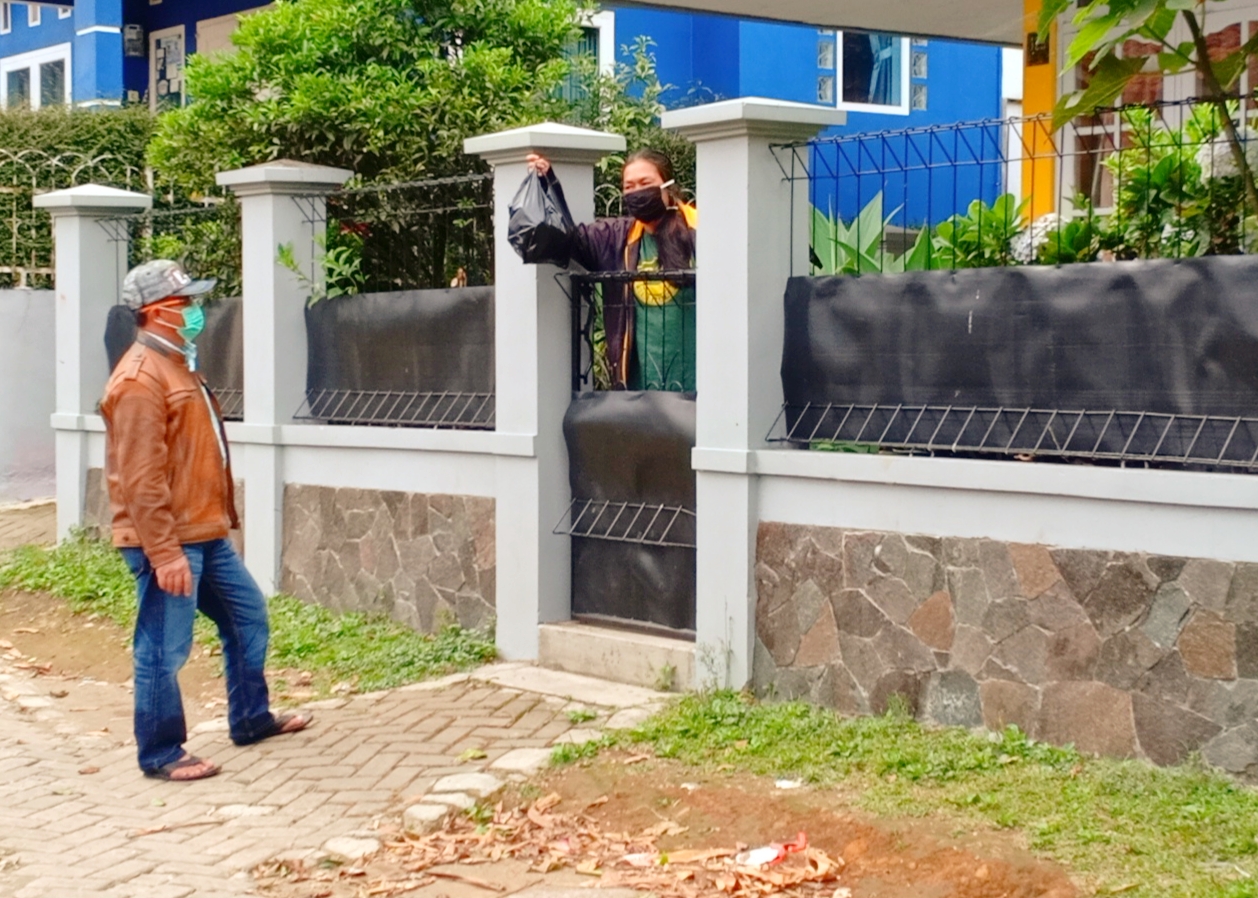 Bantuan Pemerintah Lemot, Warga Cikahuripan Swadaya Bantu ODP