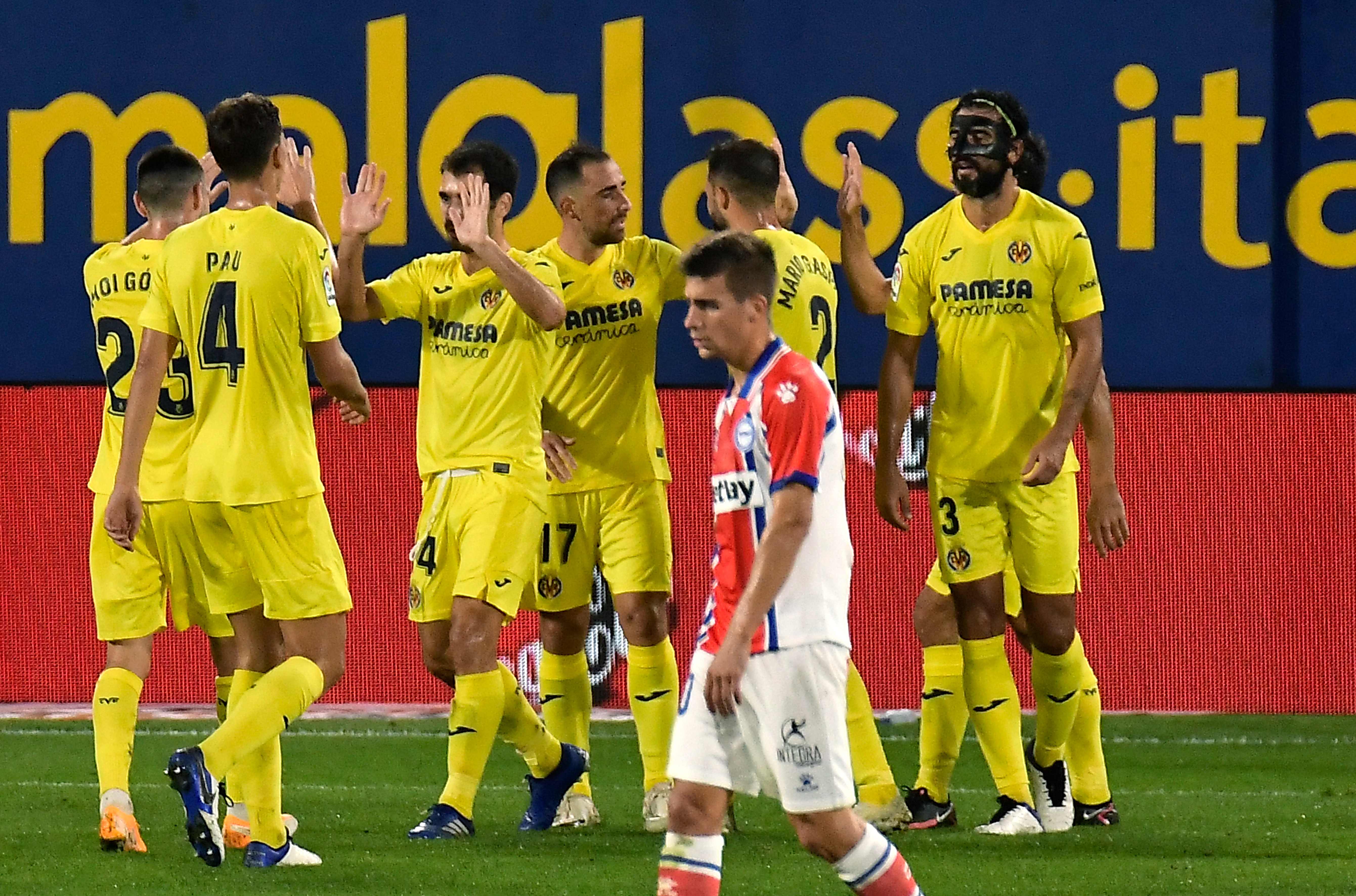 Para pemain Villarreal melakukan selebrasi usai mencetak gol ke gawang Alaves di lanjutan laga La Liga.