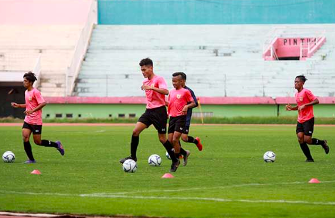 Para pesepak bola Timnas U-16 sedang melakukan sesi latihan 