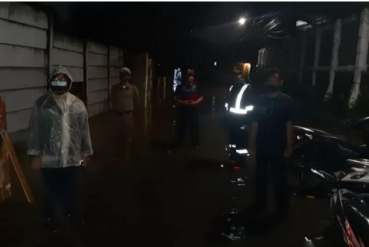 Petugas Damkar mengecek lokasi banjir akibat luapan Kali Krukut di Kelurahan Cilandak Timur, Jakarta Selatan, Sabtu (10/10).