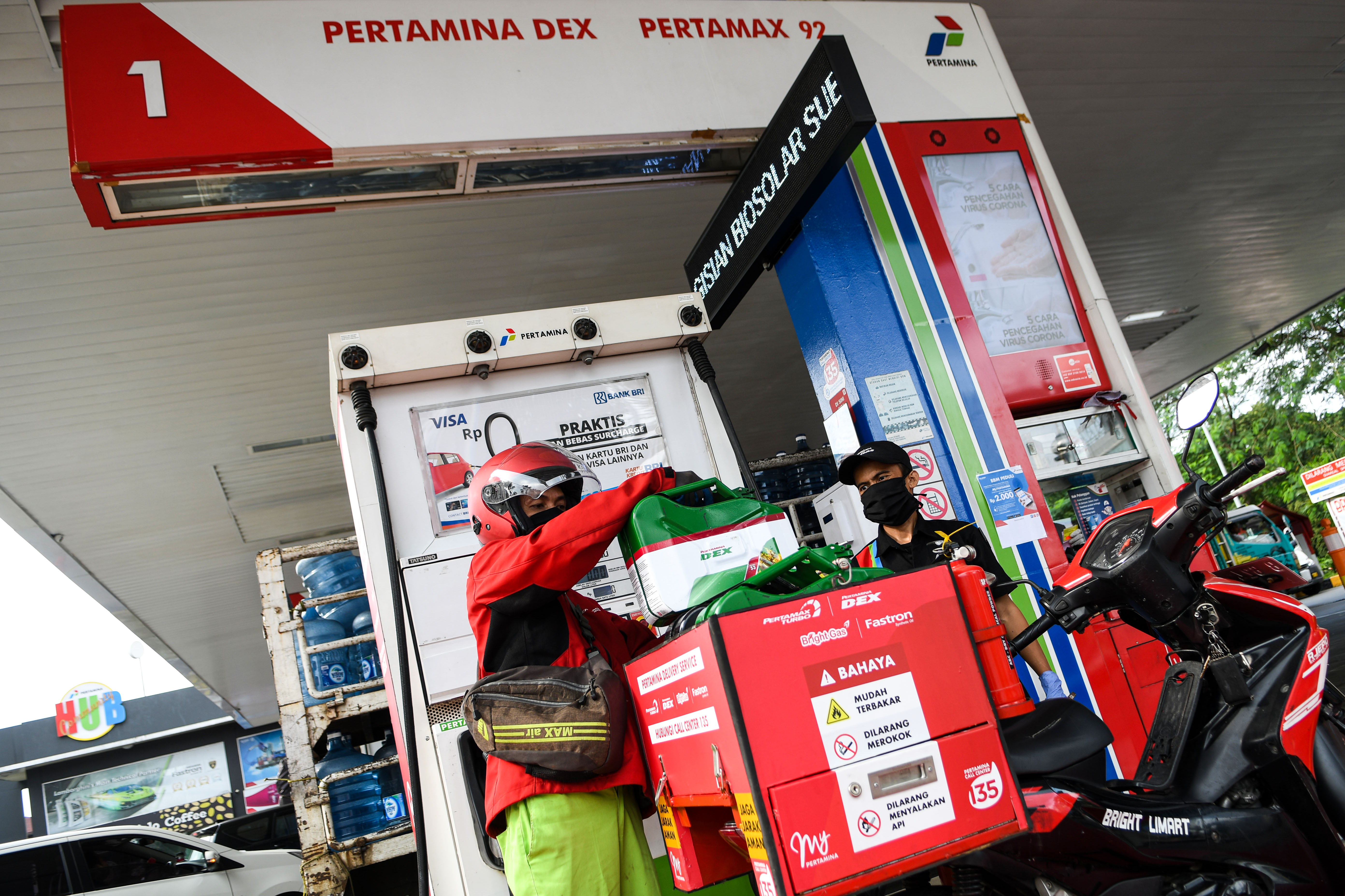 Ilustrasi pengisian BBM jenis solar untuk layanan pesar antar di SPBU Pertamina.