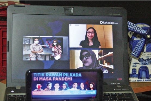 Co-Founder Kawalcovid-19.id Elina Ciptadi (kanan atas) dan Direktur Eksekutif Perludem Khoirunnisa Nur Agustyati (bawah), kemarin