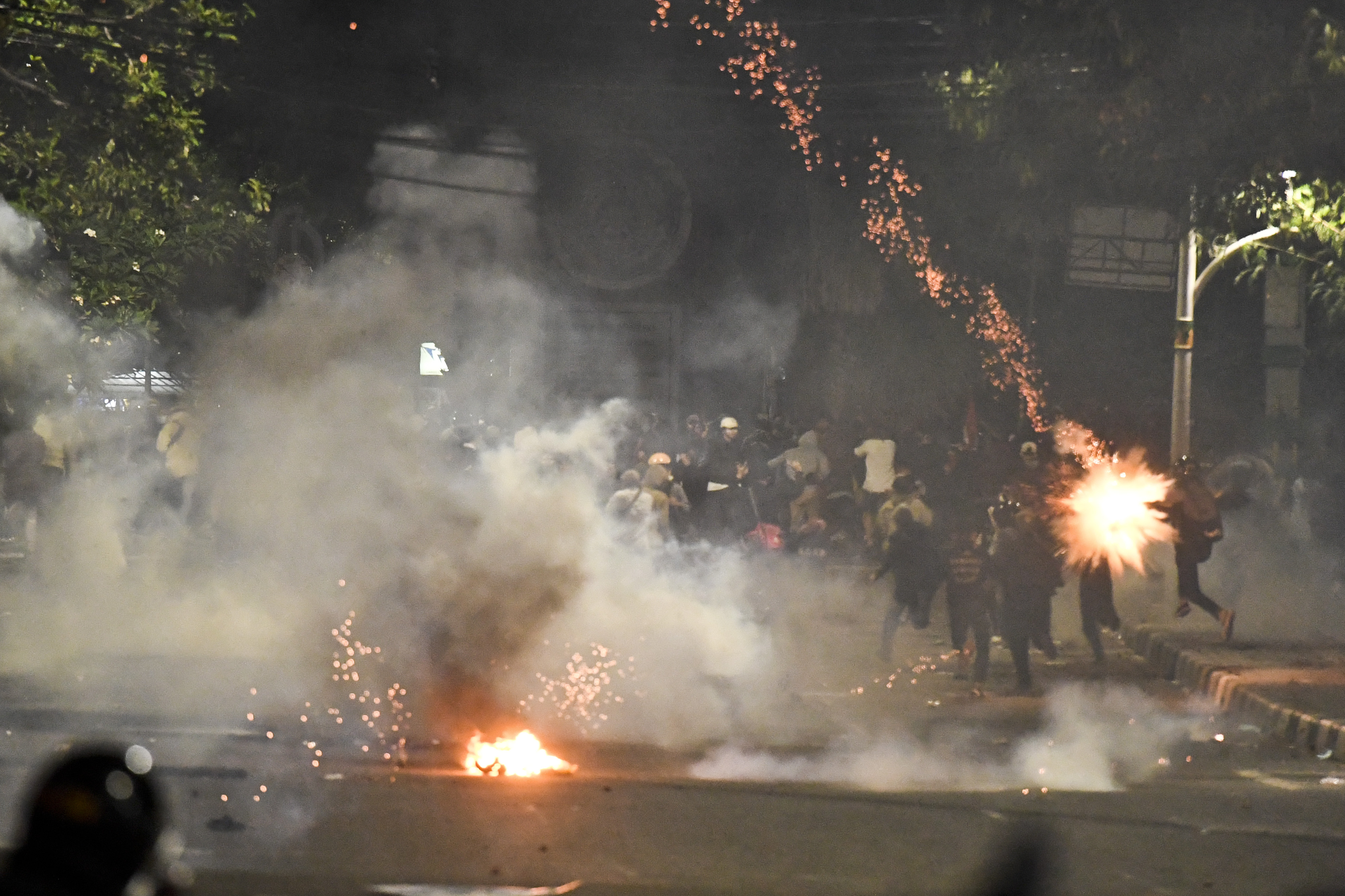 Polisi menembakan gas air mata ke arah massa aksi penolak UU Cipta Kerja di kawasan Tugu Tani, Jakarta, Selasa (13/10).