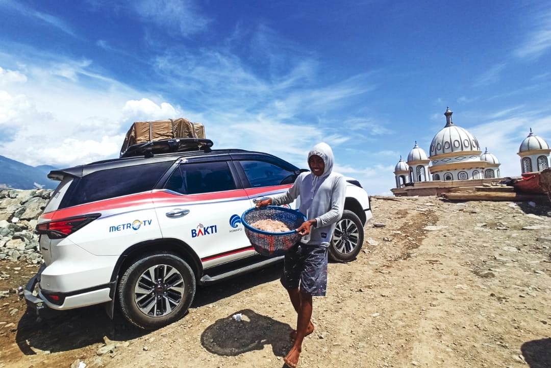 Tim Ekspedisi Bakti Untuk Negeri melewati pembangunan tanggul di lokasi bekas bencana tsunami yang melanda Kota Palu. 