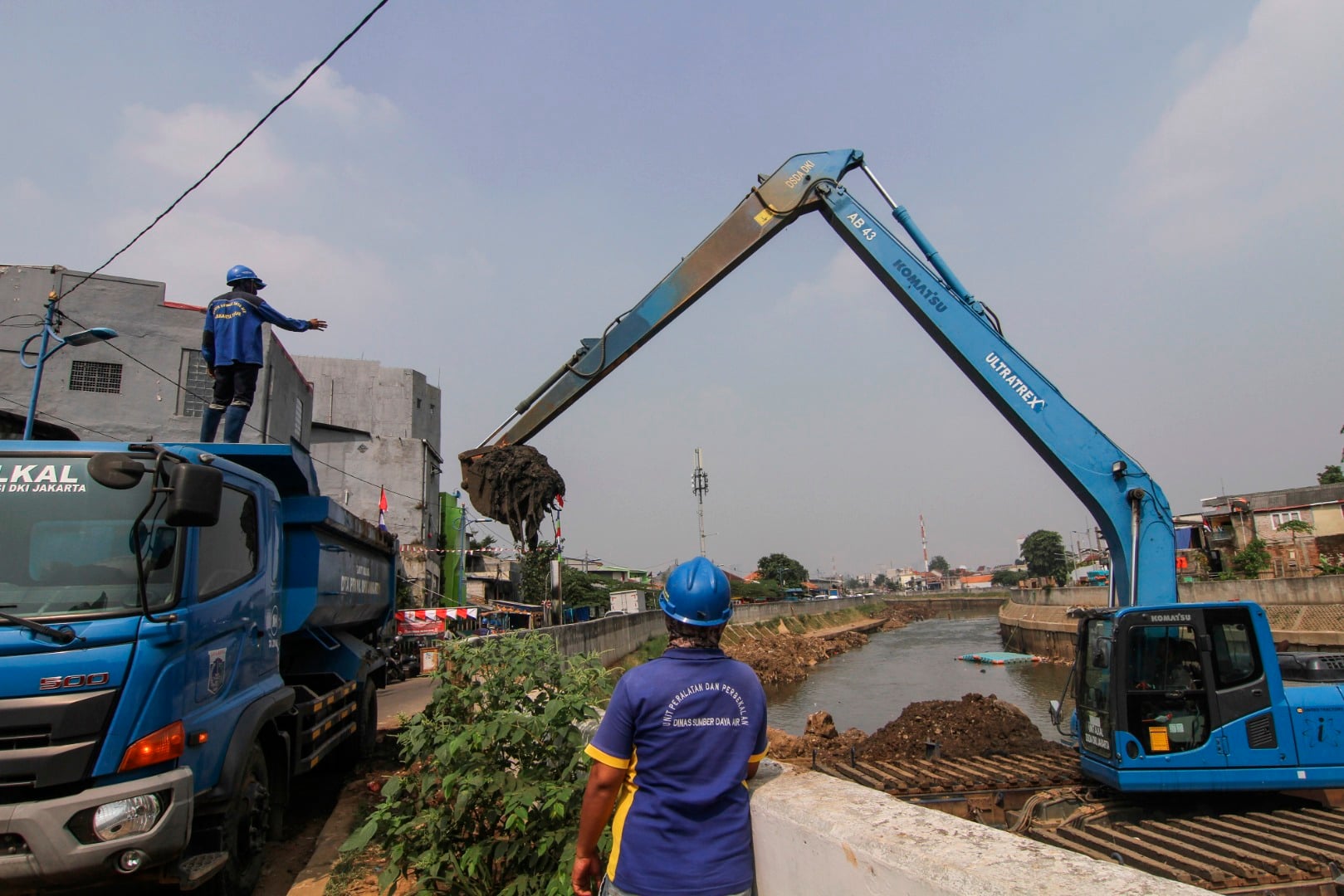 Petugas Dinas Sumber Daya Air (SDA) DKI Jakarta melakukan pengerukan endapan lumpur di Kali Ciliwung.