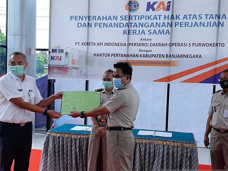 Kepala Kantor ATR/BPN Kabupaten Banjarnegara A. Yani saat menyerahkan sertifikat tanah kepada Kepala PT KAI Daop 5 Purwokerto Agus Setiyono 