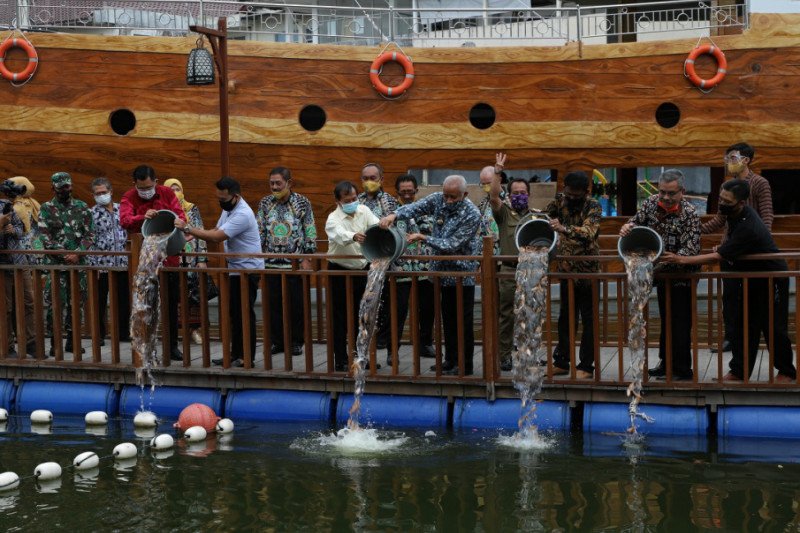 Bupati Sleman bersama jajaran menebar benih ikan pada peresmian Floating Resto di Tridadi, Sleman