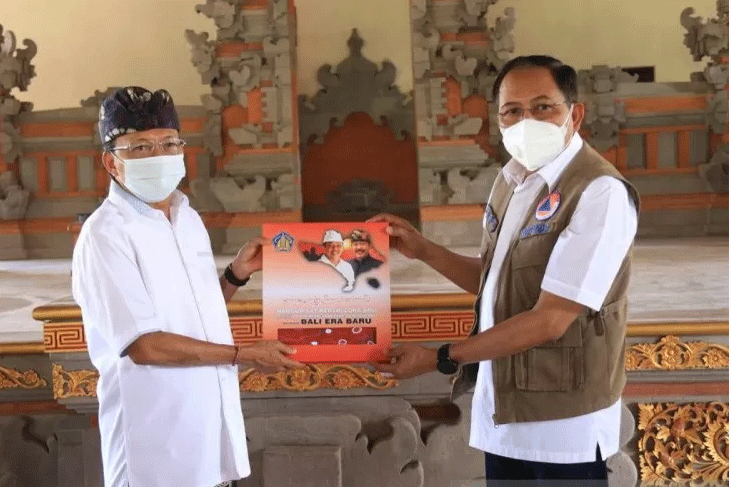 Gubernur Bali Wayan Koster saat menyerahkan kenang-kenangan kepada Deputi Bidang Sisban Strategi BNPB Wisnu Widjaja, di Jayasabha, Denpasar 