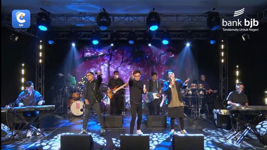 Konser The Journey Show Volume 2, Kahitna mempersembahkan Tandamata kepada ribuan pemirsa.