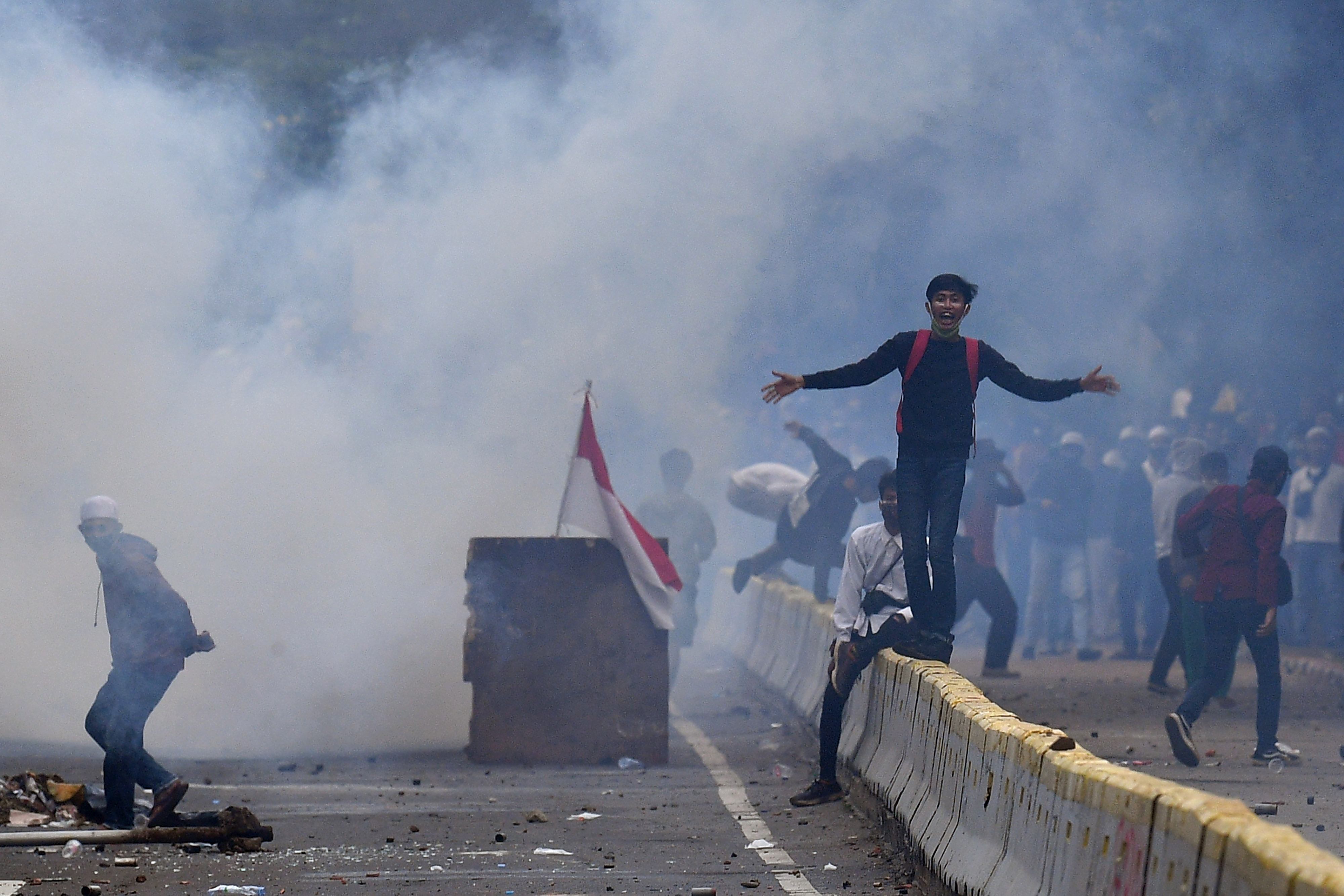 Massa aksi penolak UU Cipta Kerja berteriak saat dihalau polisi di Kwitang, Jakarta Pusat, Selasa (13/10).