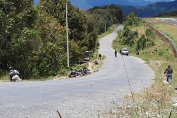 Ilustrasi -- Personel gabungan TNI-POLRI ketika terlibat baku tembak dengan KKB di Intan Jaya, Papua 