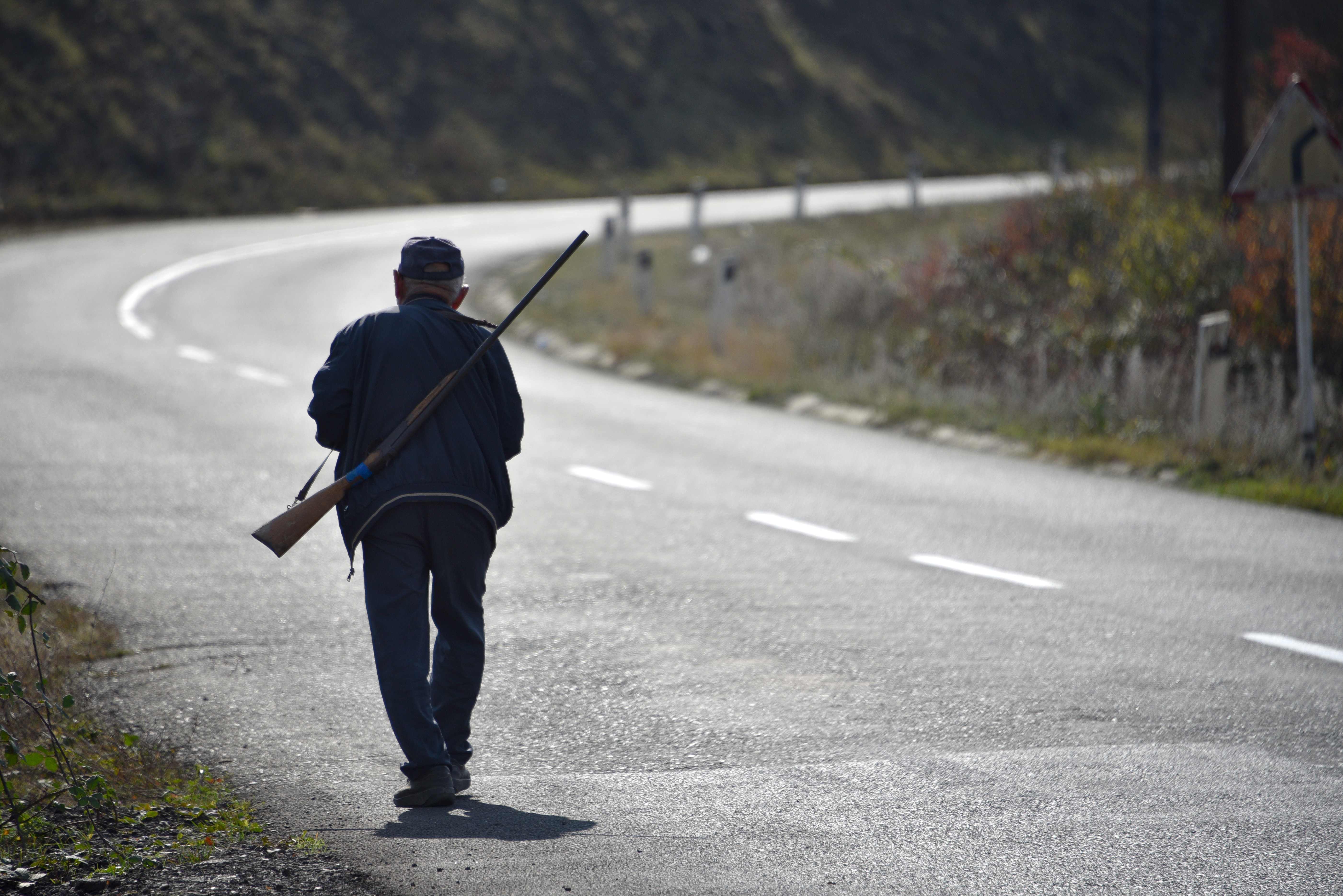 Seroang pria bersenjata berjalan di wilayah Nagorno-Karabakh yang jadi wilayah sengketa Armenia-Azerbaijan