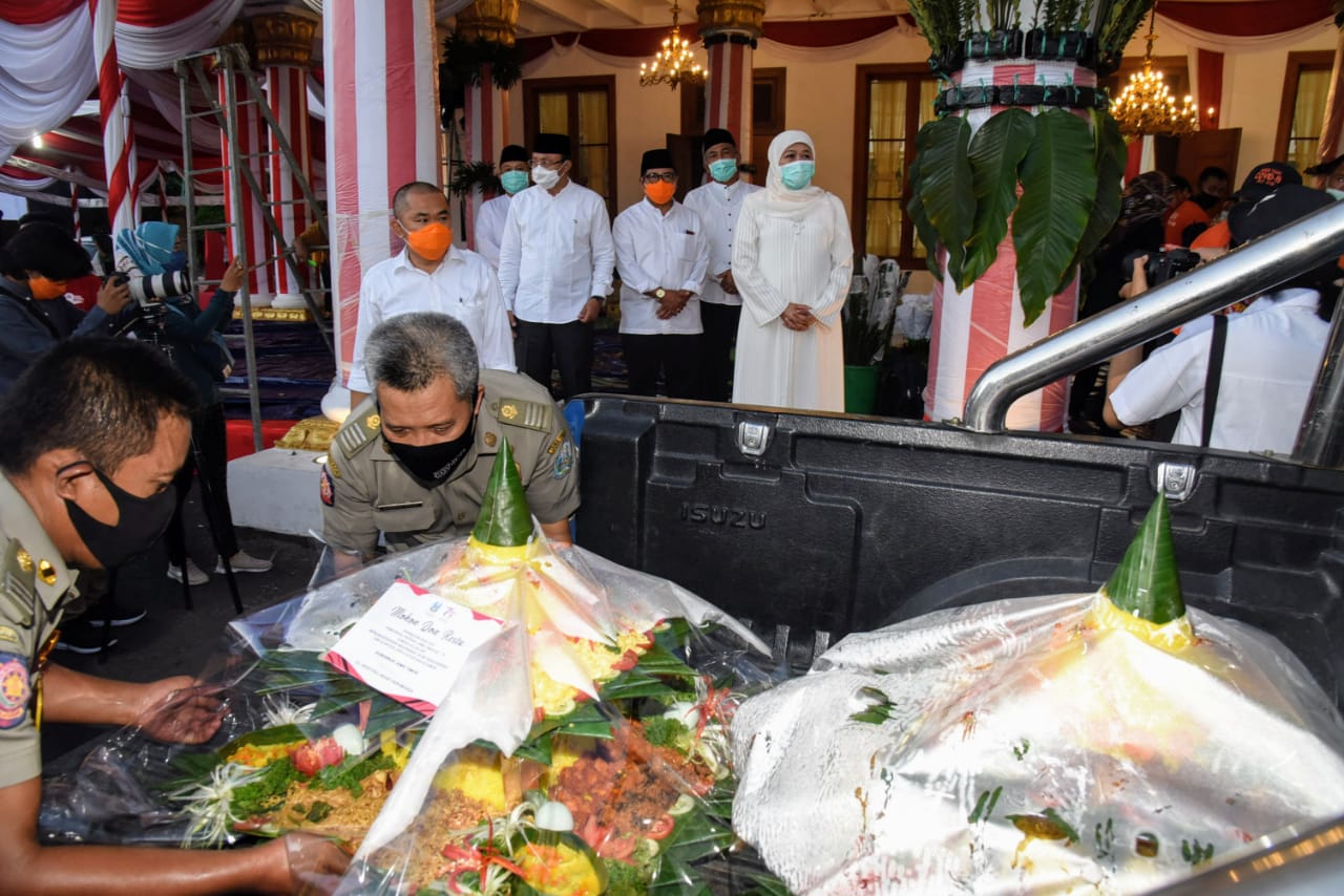 Tumpeng HUT Jatim ke-75 diberikan Gubernur Khofifah Indar Parawansa kepada dokter dan tenaga kesehatan.