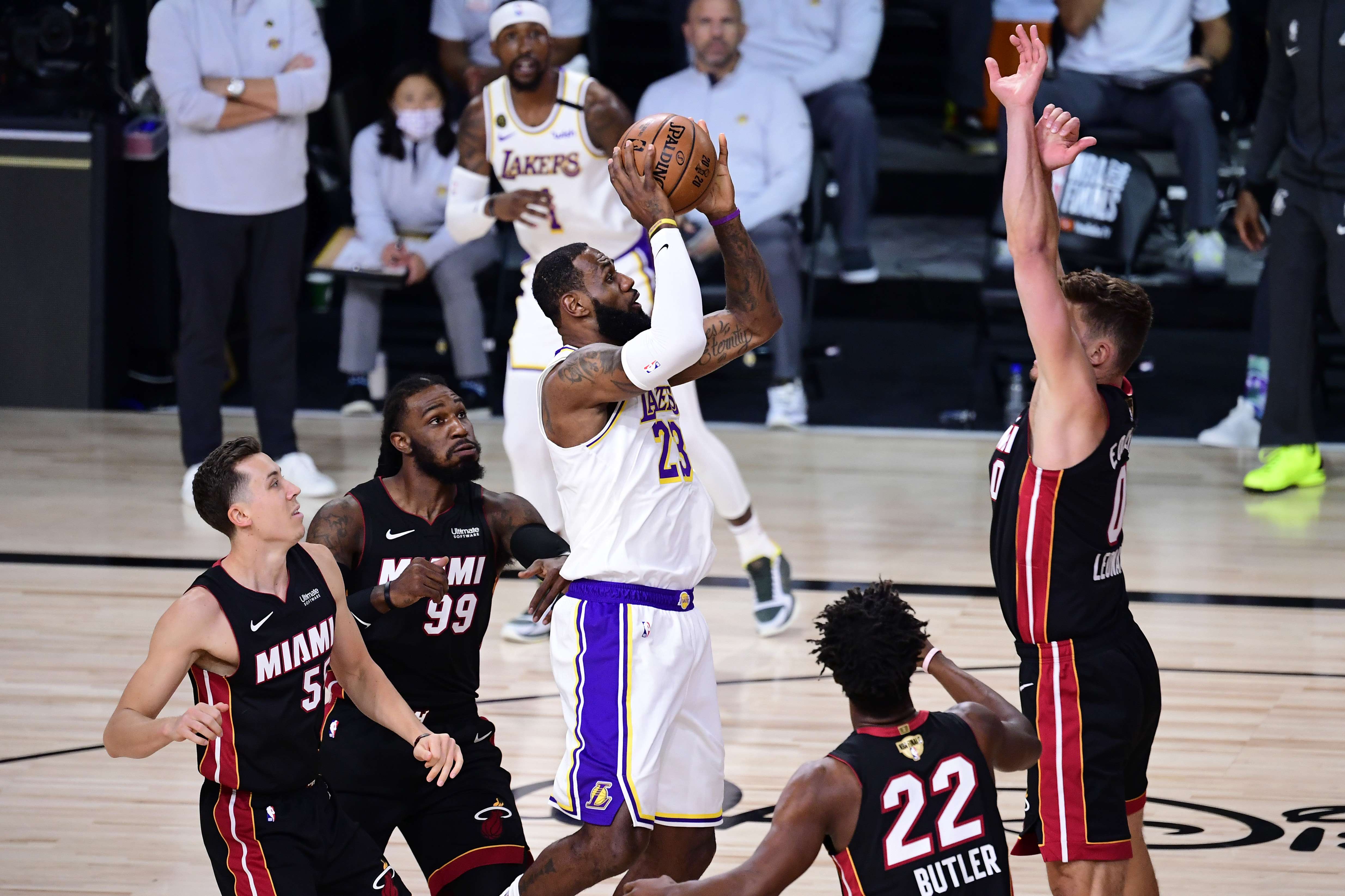 Small forward LA Lakers, LeBron James (tengah) berusaha memasukan bola di tengah kepungan pemain Miami Heat.