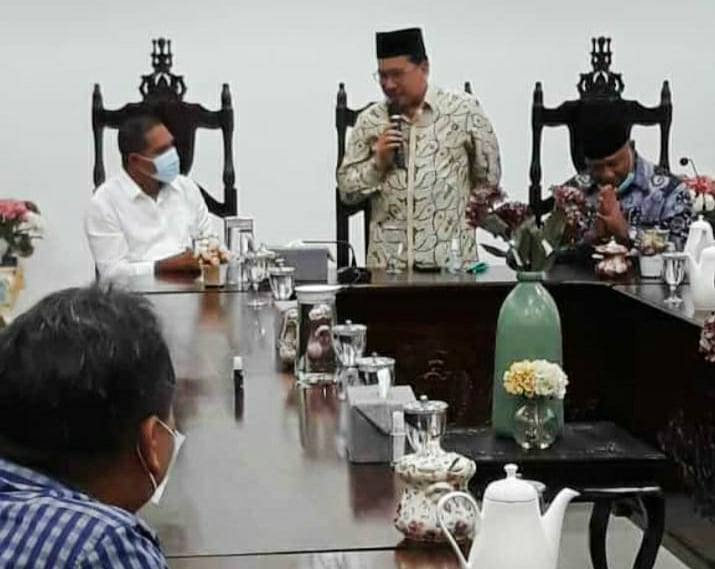 Wamenag Zainut Tauhid (tengah, berdiri) disambut Bupati Flores Timur Anton Gege Hajon