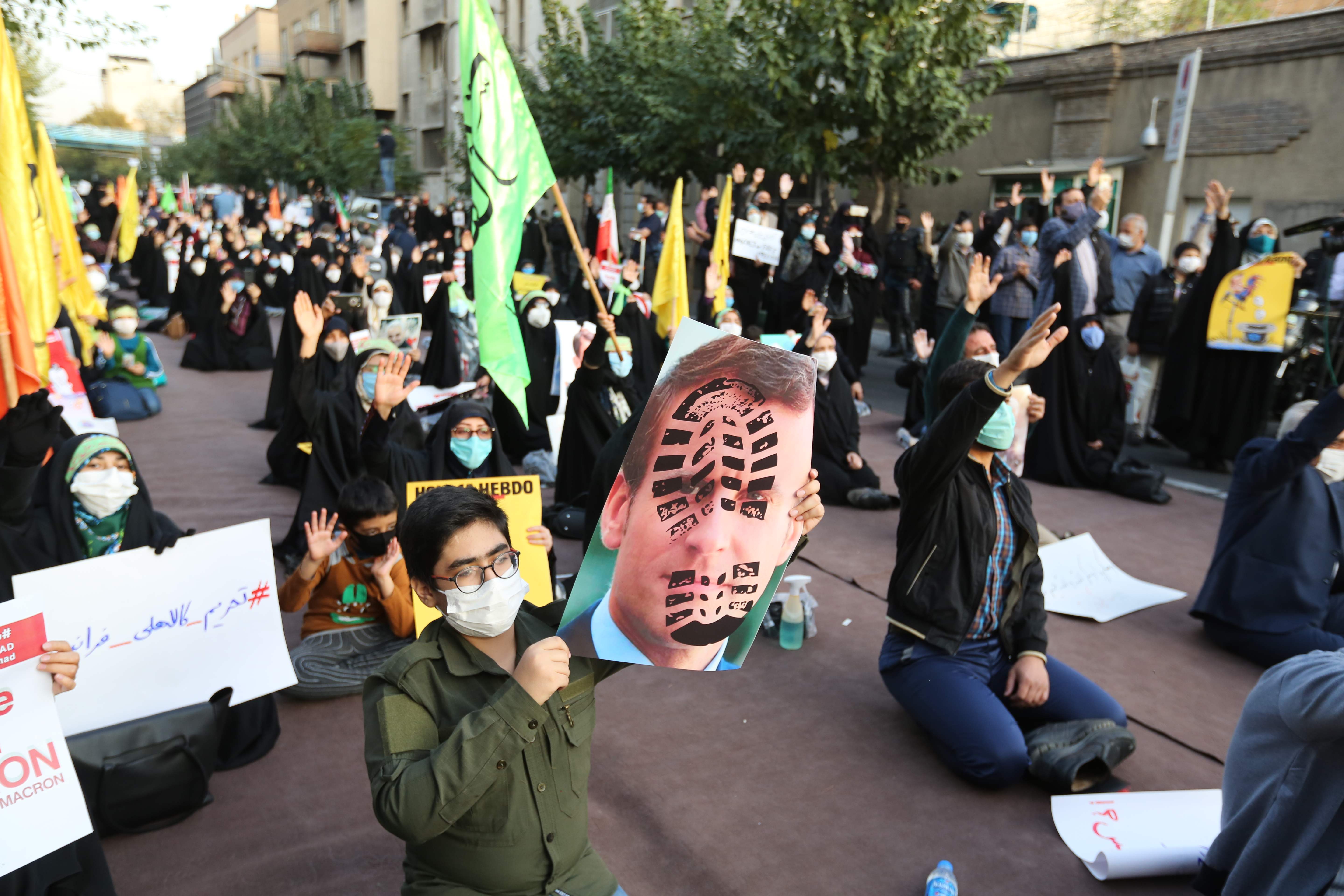 Warga Iran melakukan protes terhadap pernyataan kontroversial Presiden Prancis Emmanuel Macron.