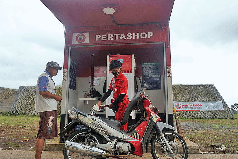 PERTASHOP: Penjual melayani konsumen Pertashop di Desa Karangsalam, Baturraden, Banyumas, Jawa Tengah, pekan lalu.  