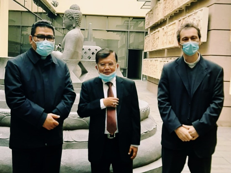 Padre Markus Solo Kewuta (kiri) bersama Jusuf Kalla (tengah)