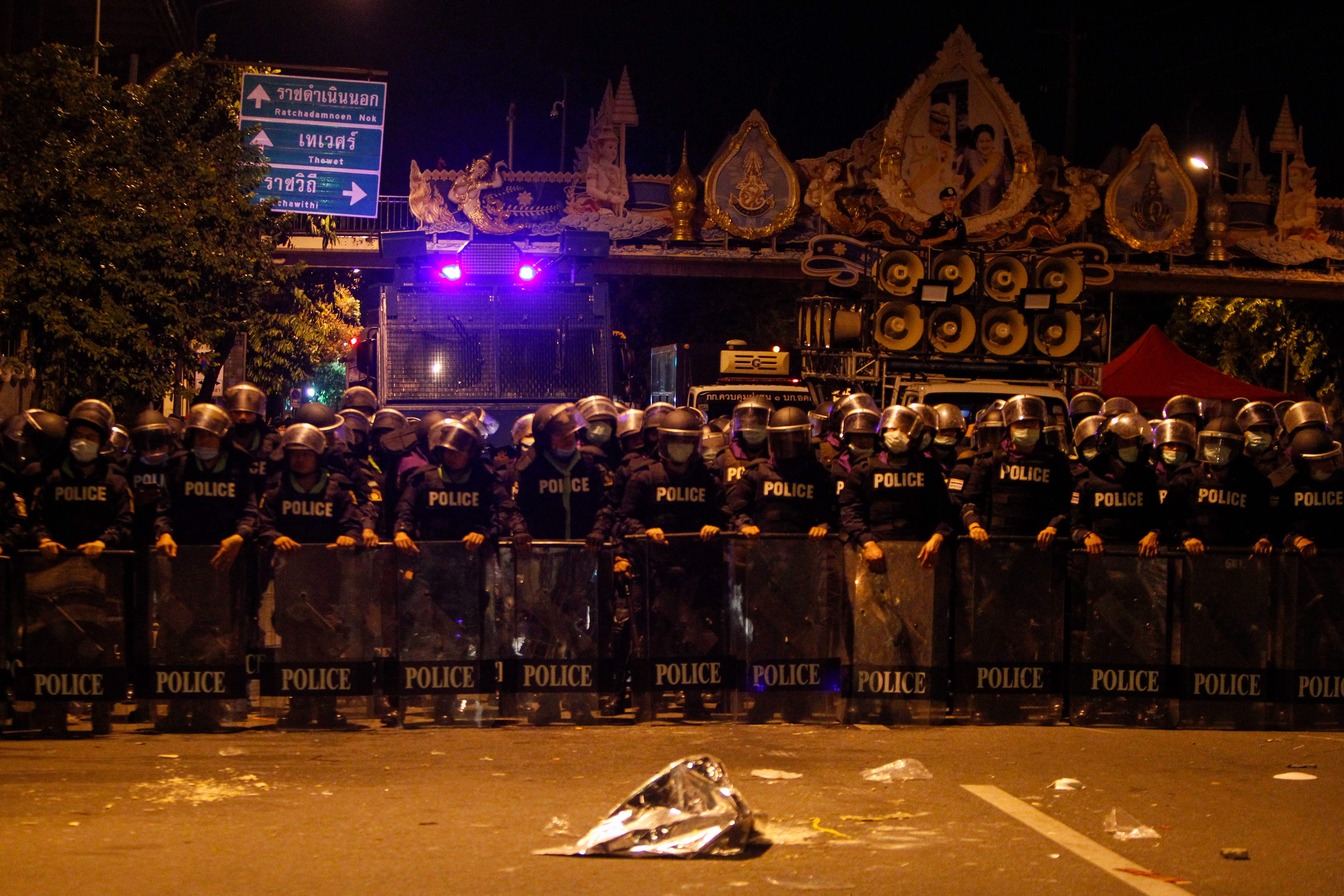Polisi antihuru-hara bersiap membubarkan para demonstran di Bangkok, Thailand.