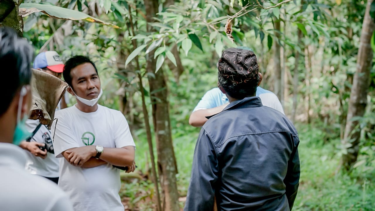 Calon Bupati Tanah Bumbu, Syafruddin H Maming saat berdialog dengan petani 