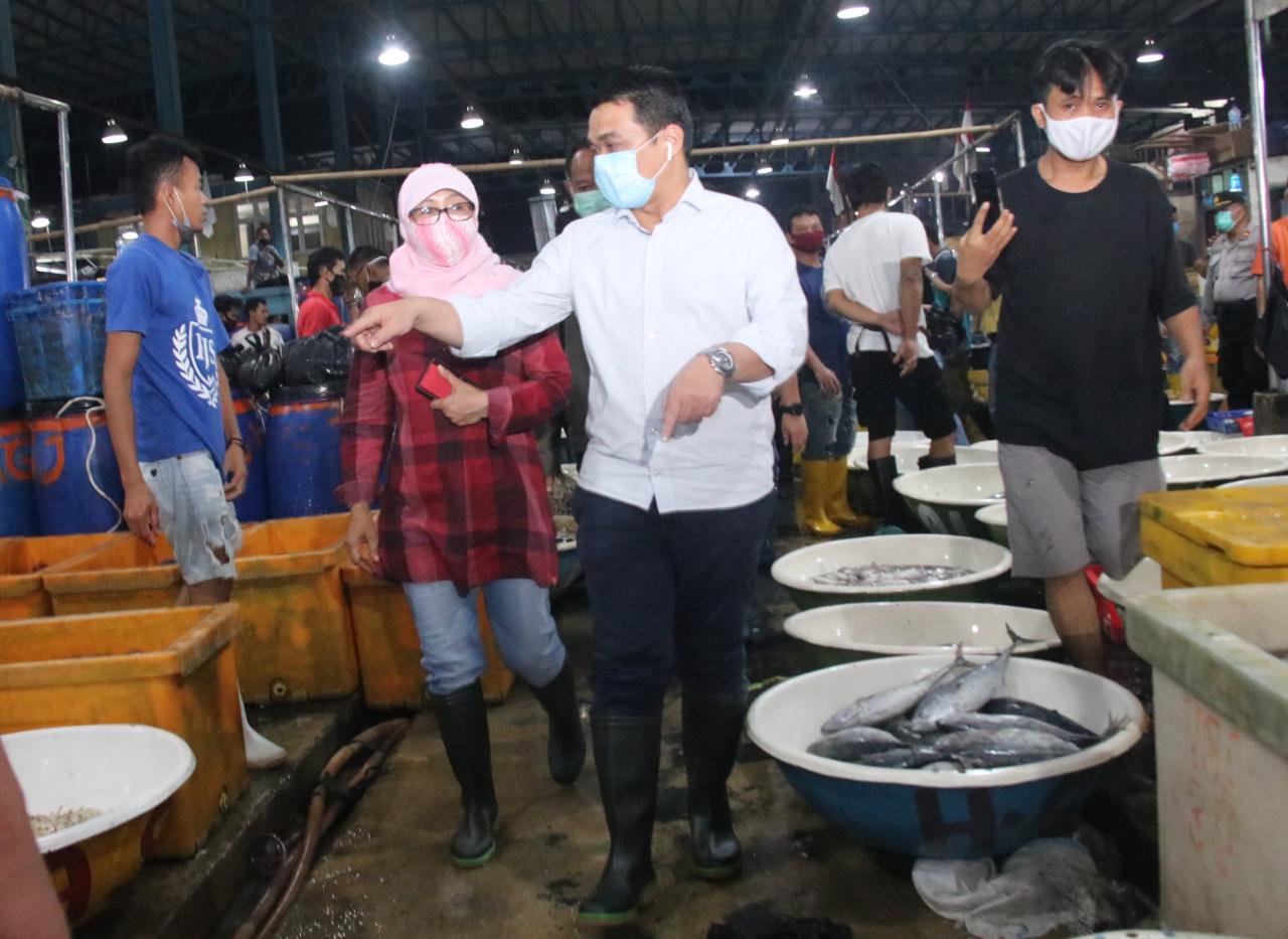 Wakil Gubernur DKI Jakarta Ahmad Riza Patria menijau pasar ikan di Muara Angke.