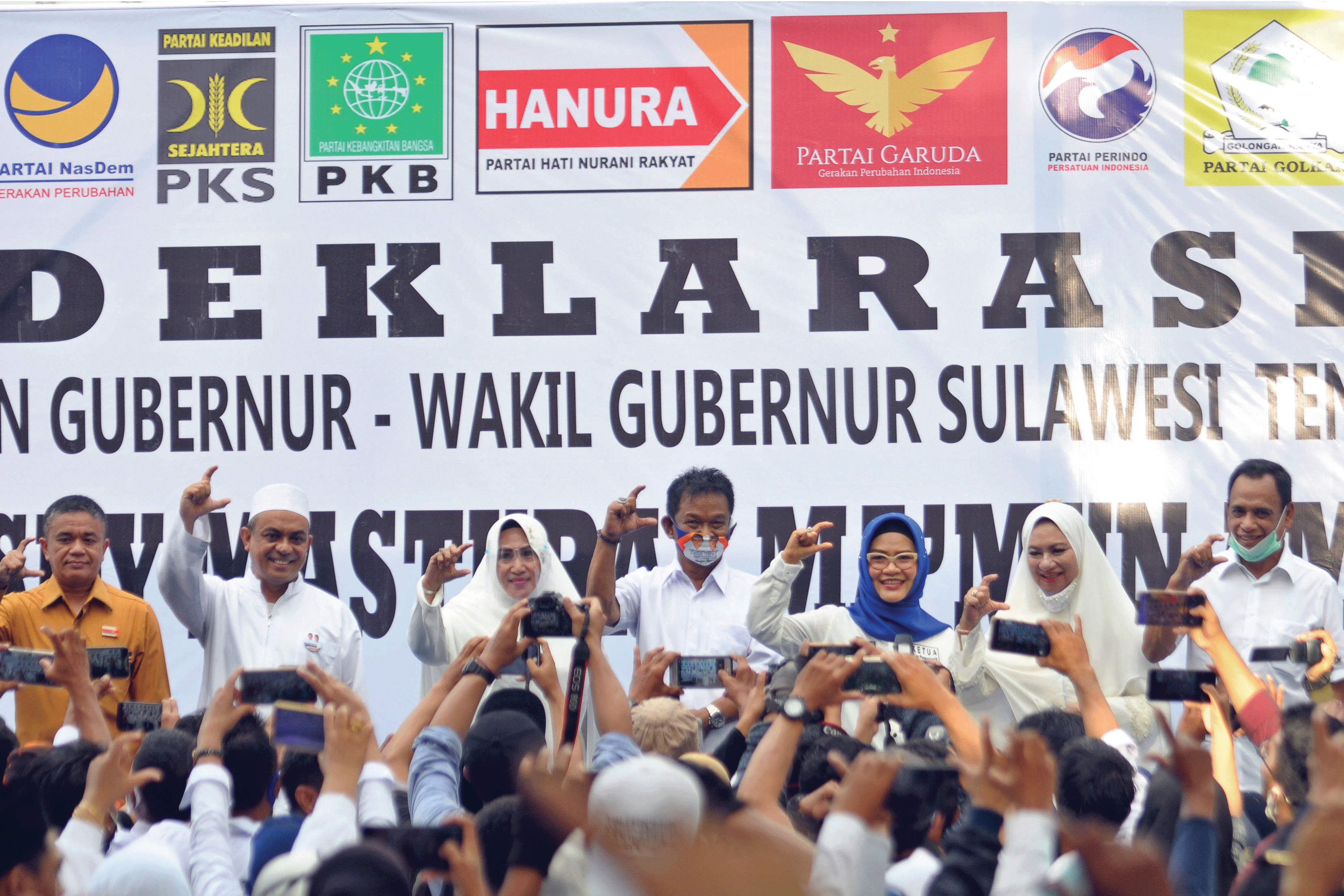 CALON GUBERNUR SULTENG: Pasangan calon gubernur dan wakil gubernur Sulawesi Tengah Rusdi Mastura (tengah) dan Ma’mun Amir (kedua dari kanan)