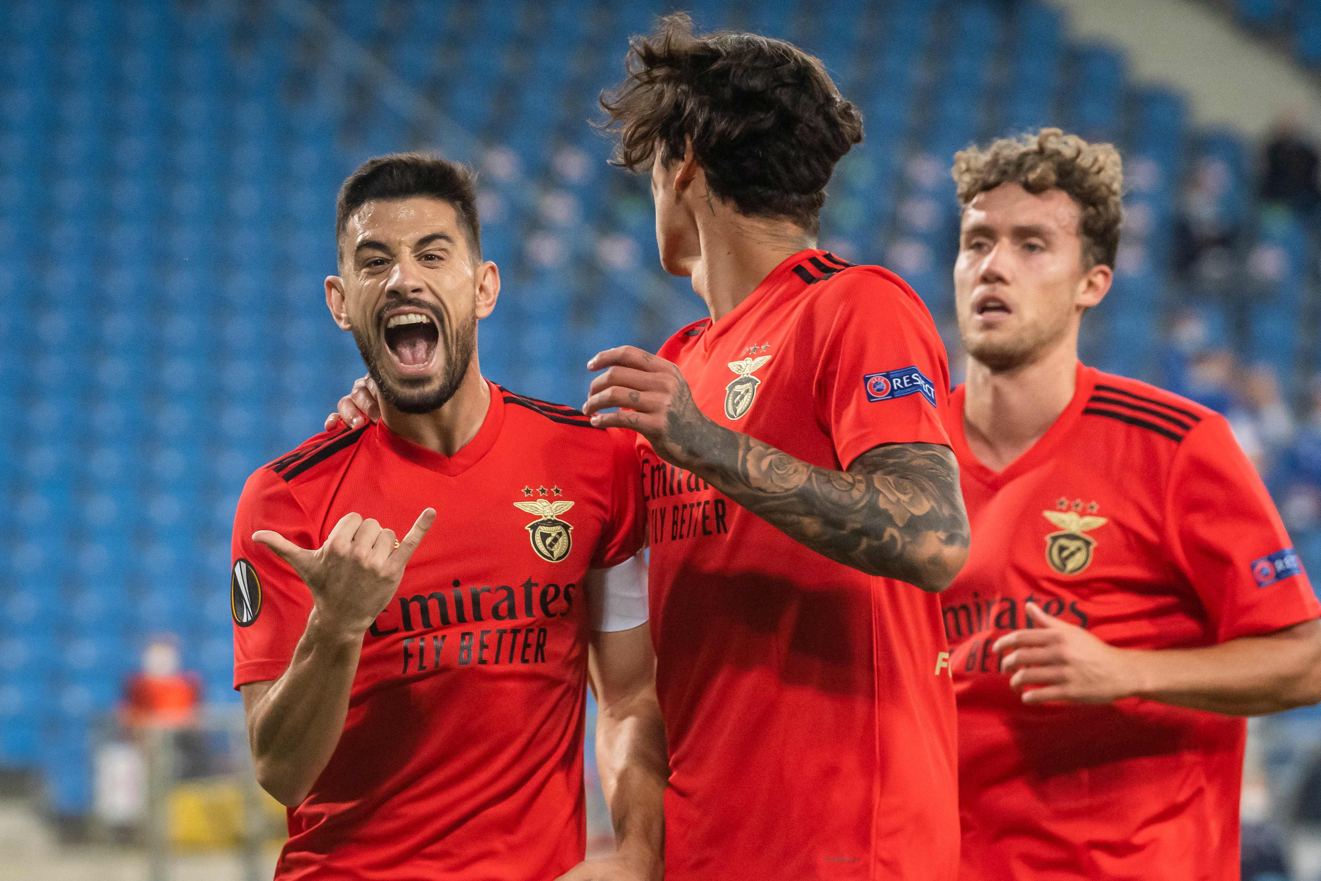 Gelandang Portugal Benfica Pizzi (Kiri) merayakan gol pembuka di pertandingan sepak bola Grup D Liga Eropa UEFA