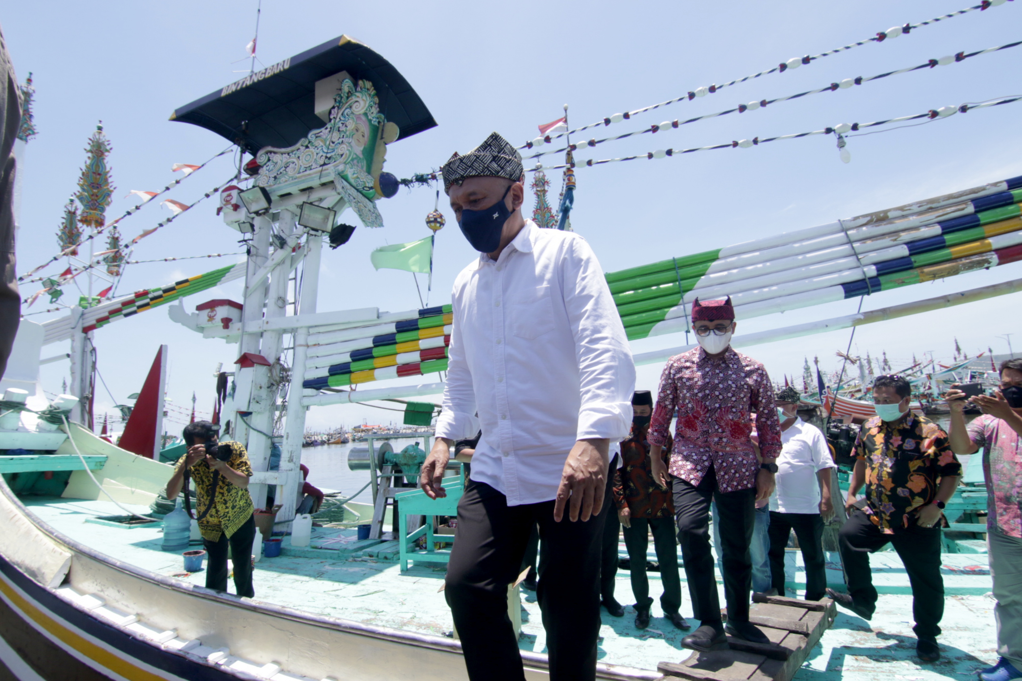 Menteri Koperasi dan UKM Teten Masduki (kedua kiri) meninjau kapal nelayan bersama Bupati Banyuwangi Abdullah Azwar Anas .