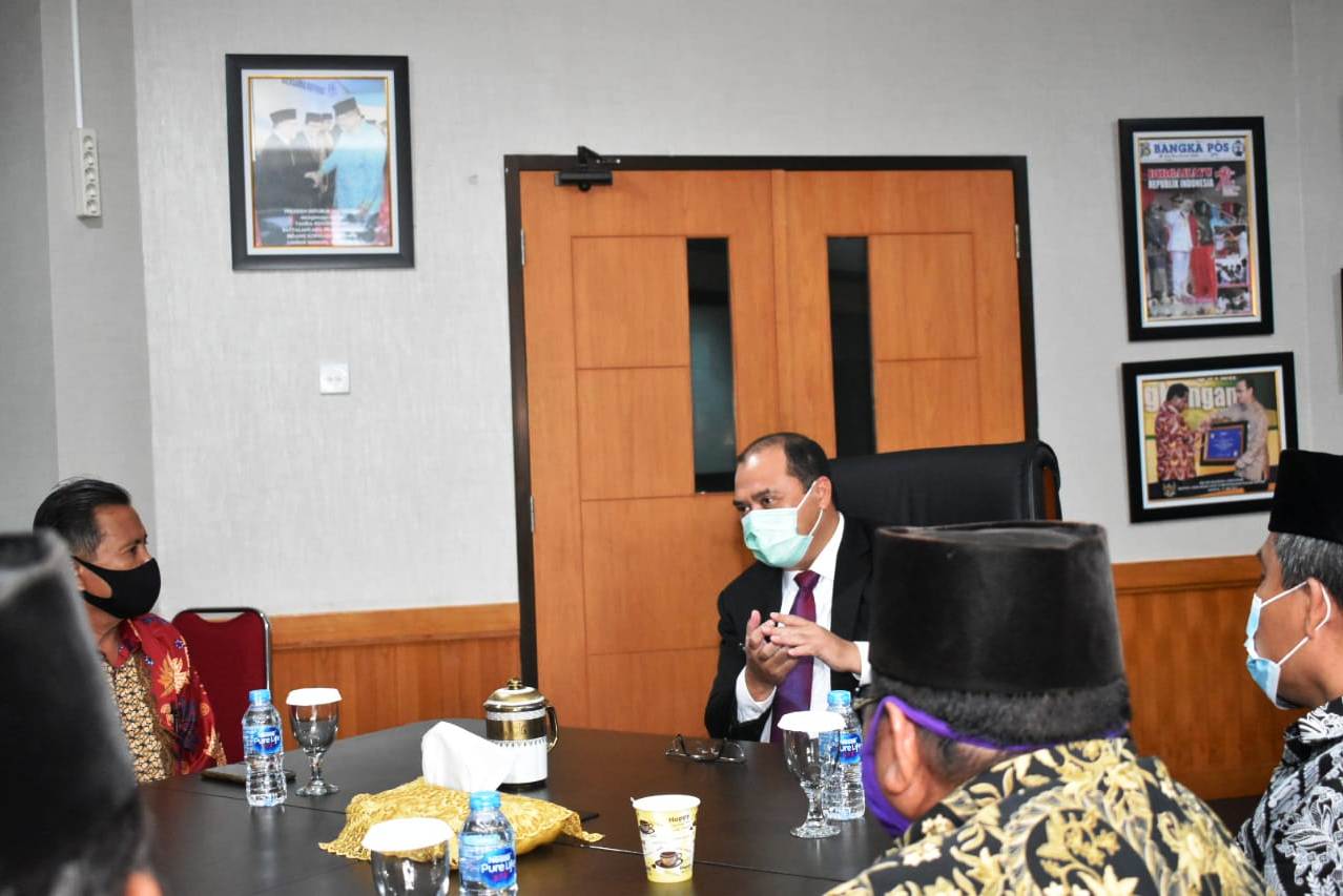 Gubernur Babel Erzaldi (tengah).