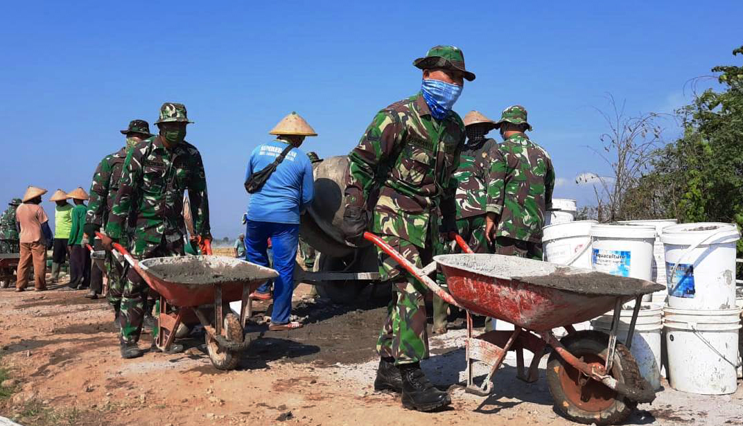 Ilustrasi: Personel TNI bersama warga membangun jalan saat pelaksanaan TNI Manunggal Membangun Desa (TMMD) di Kendal