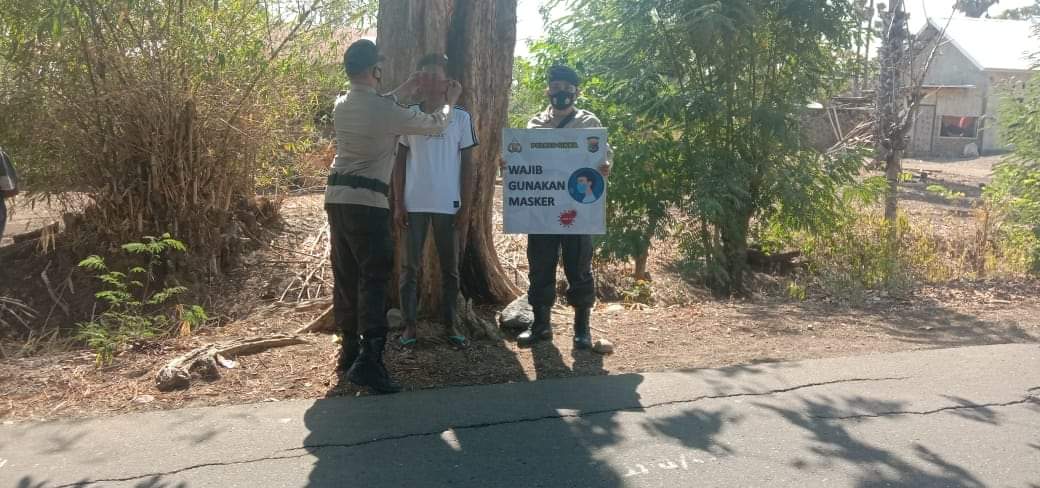 Anggota Polsek Nelle melakukan sosialisasi protokol kesehatan bagi pengguna jalan.
