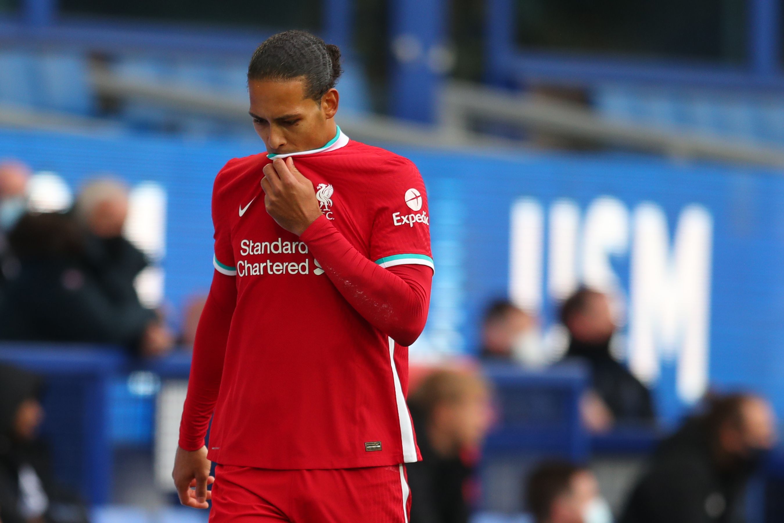 Bek Liverpool Virgil van Dijk meninggalkan lapangan setelah mengalami cedera dalam laga melawan Everton.