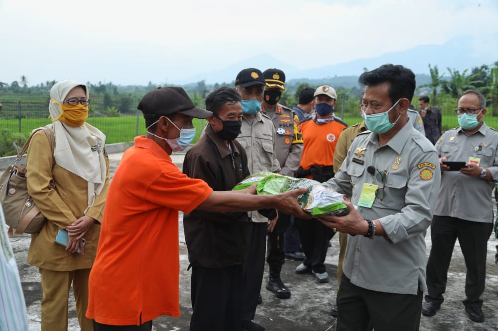Mentan Syahrul Yasin Limpo memberi bantuan kepada petani korban banjir di Desa Cisaat, Kecamatan Cicurug, Kabupaten Sukabumi, Jawa Barat. 