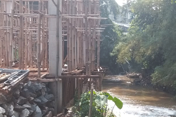 BELUM DIBONGKAR : Bangunan tanpa IMB yang berdiri di garis sempadan sungai seberang GPE Sukmajaya Depok belum ditertibkan petugas Satpol PP 
