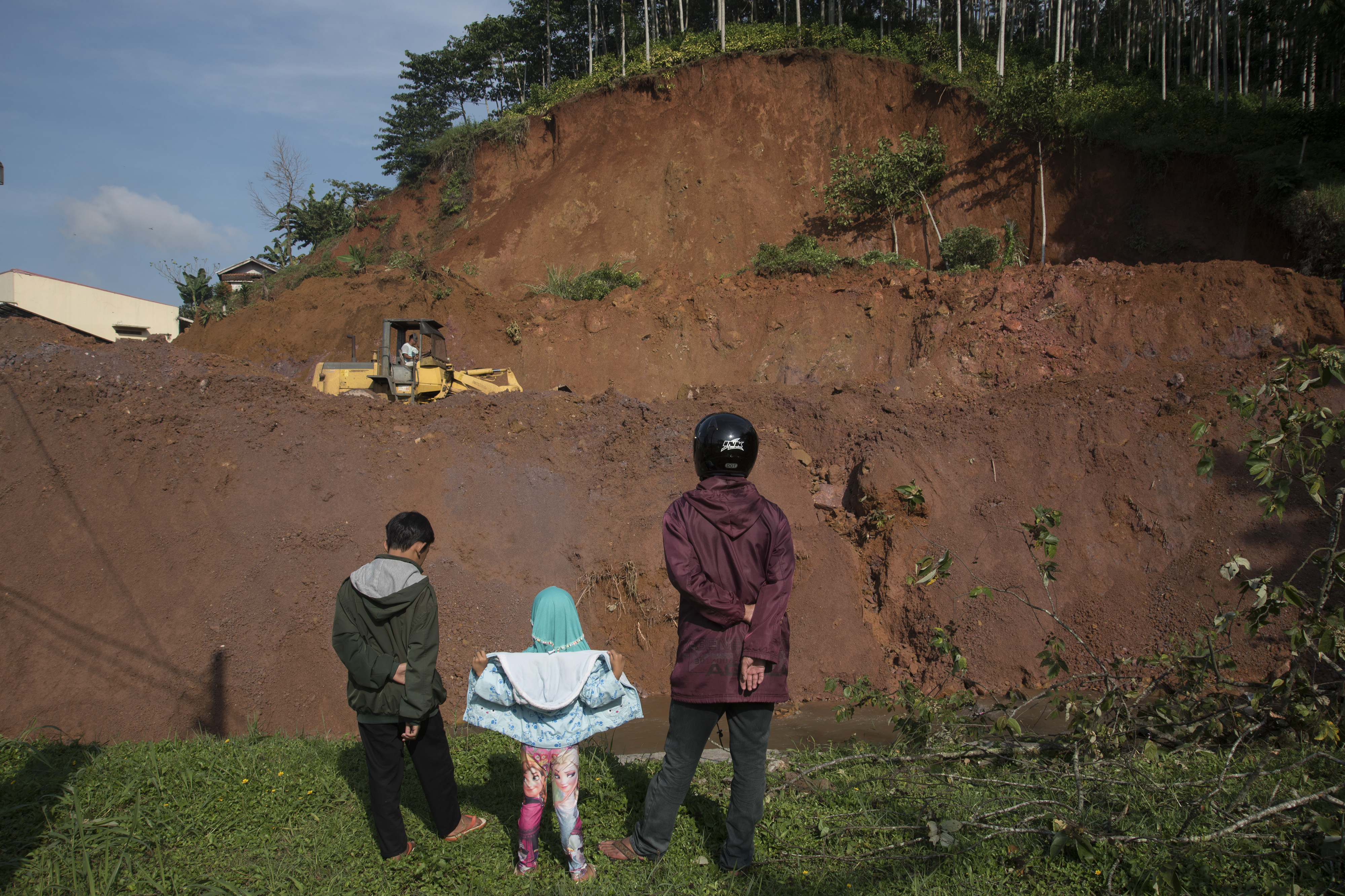 EVAKUASI MATERIAL LONGSOR CIANJUR: 