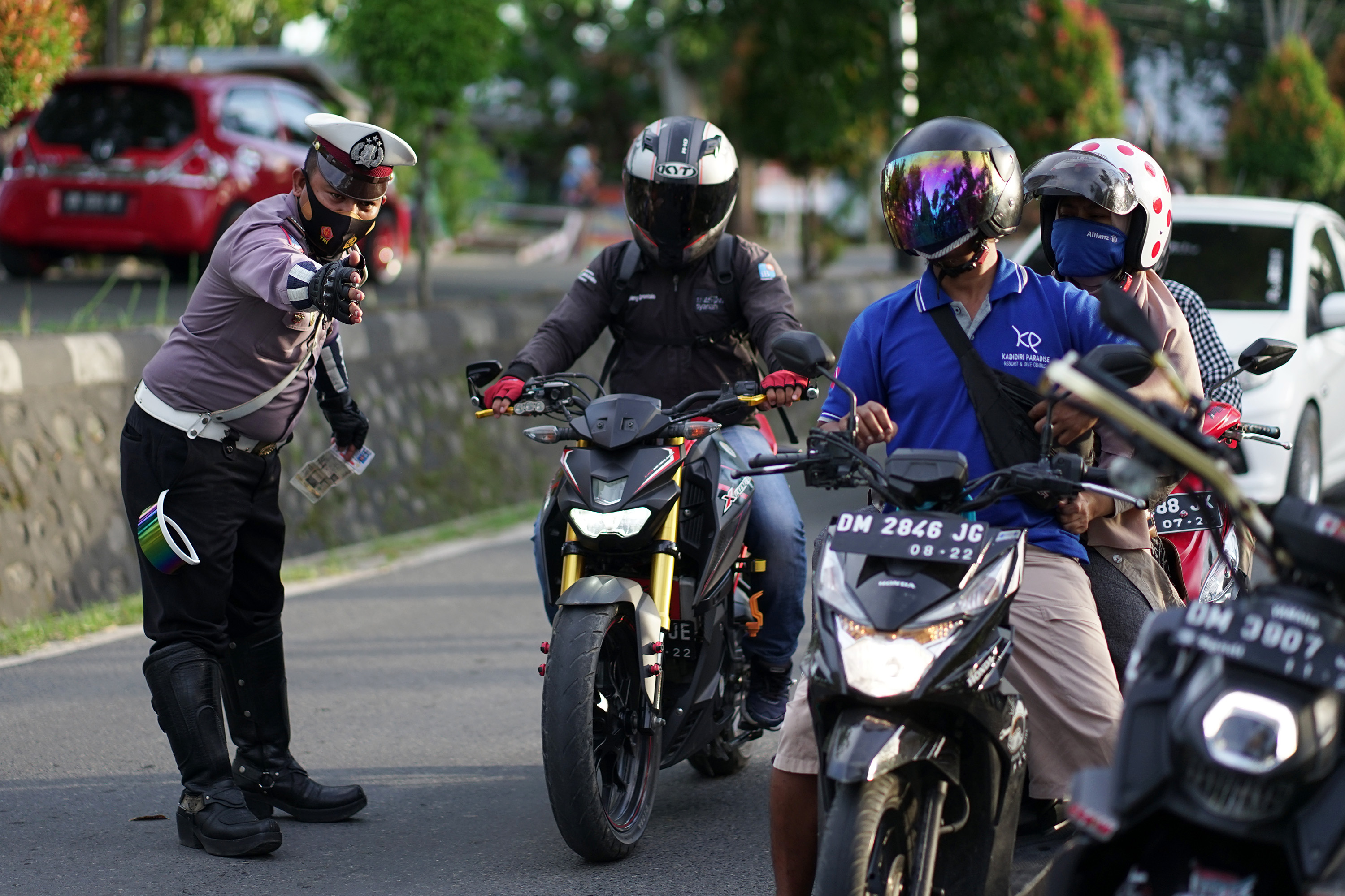 Anggota polisi lalu lintas memberhentikan pengendara motor pada Operasi Zebra di Kota Gorontalo, Gorontalo, Senin (26/10).