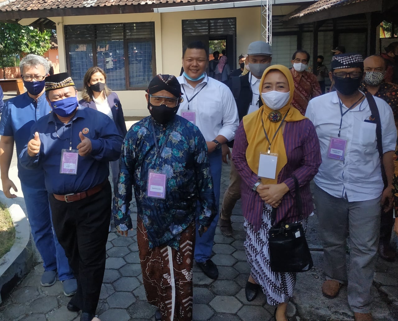 Immawan Wahyudi-Martanty Soenar Dewi didampingi koalisi partai NaDem dan Golkar saat mendaftar Pilkada Gunungkidul di KPU Gunungkidul.