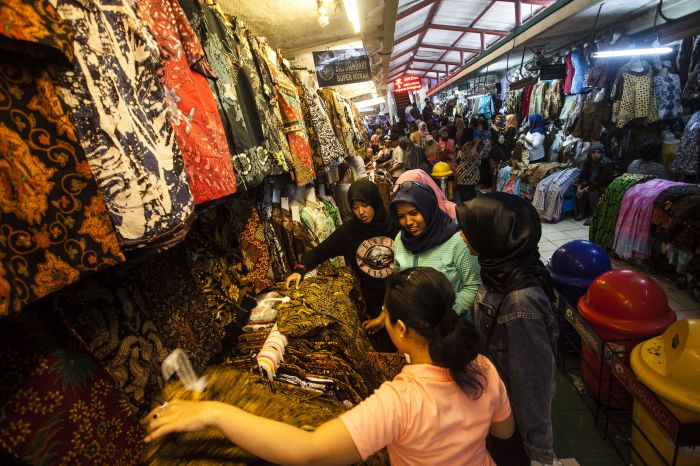 Pengunjung mengamati batik yang dijual di Pasar Beringharjo, Yogyakarta, DI Yogyakarta, beberapa waktu lalu.