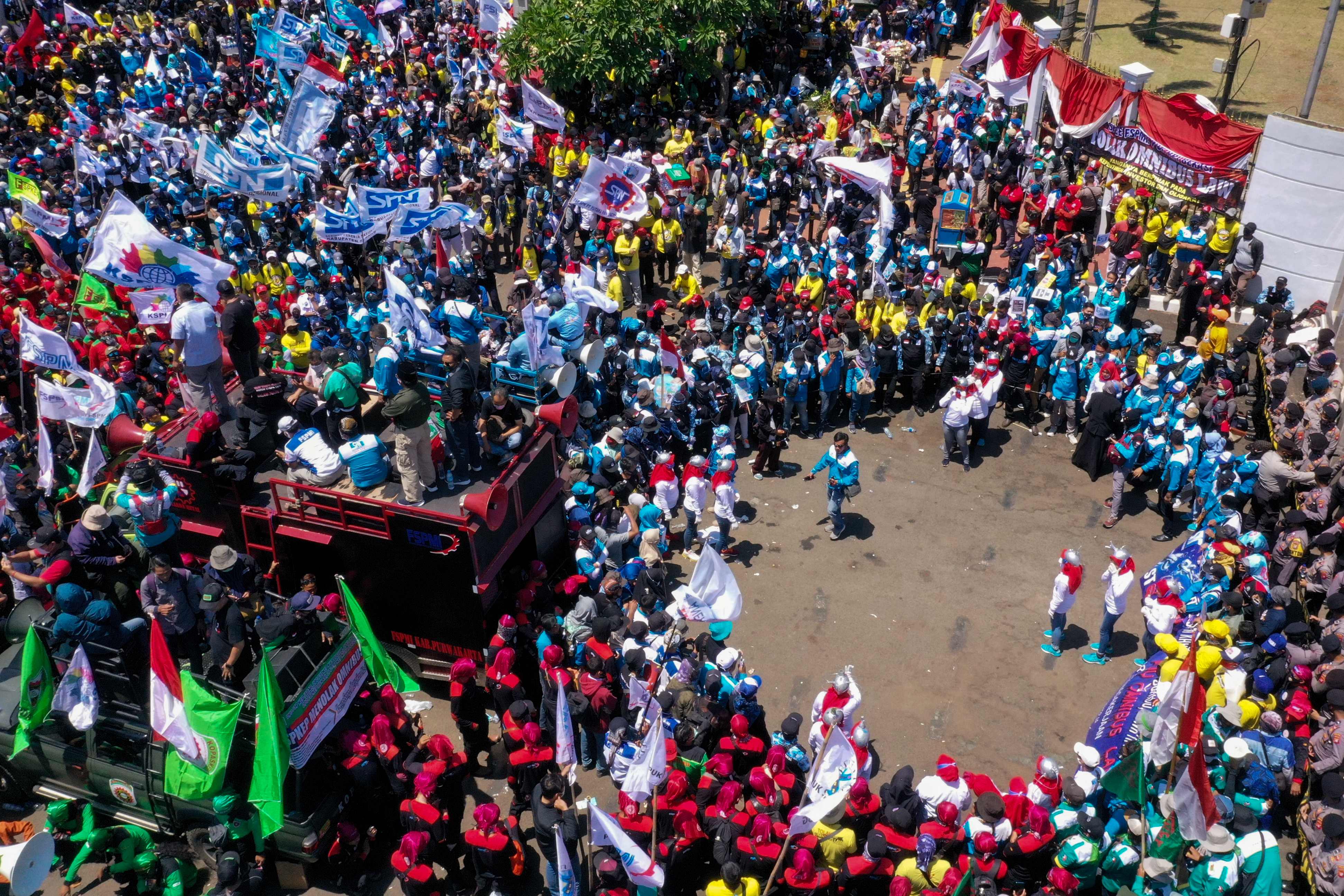 Aksi protes buruh terhadap RUU Cipta Kerja di Surabaya pada akhir Agustus.