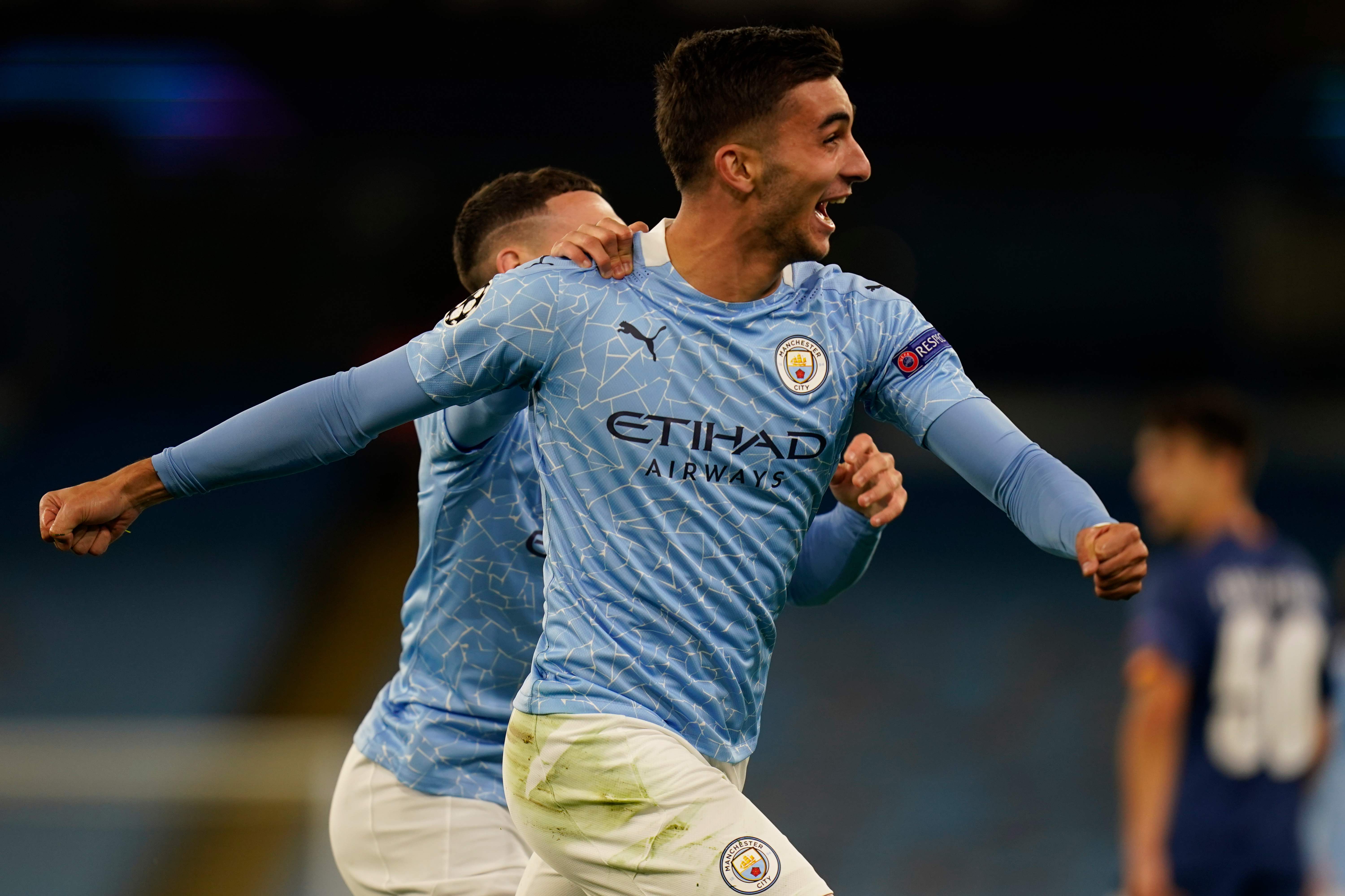 Gelandang Manchester City Ferran Torres melakukan selebrasi usai mencetak gol ke gawang Porto di laga Liga Champions.