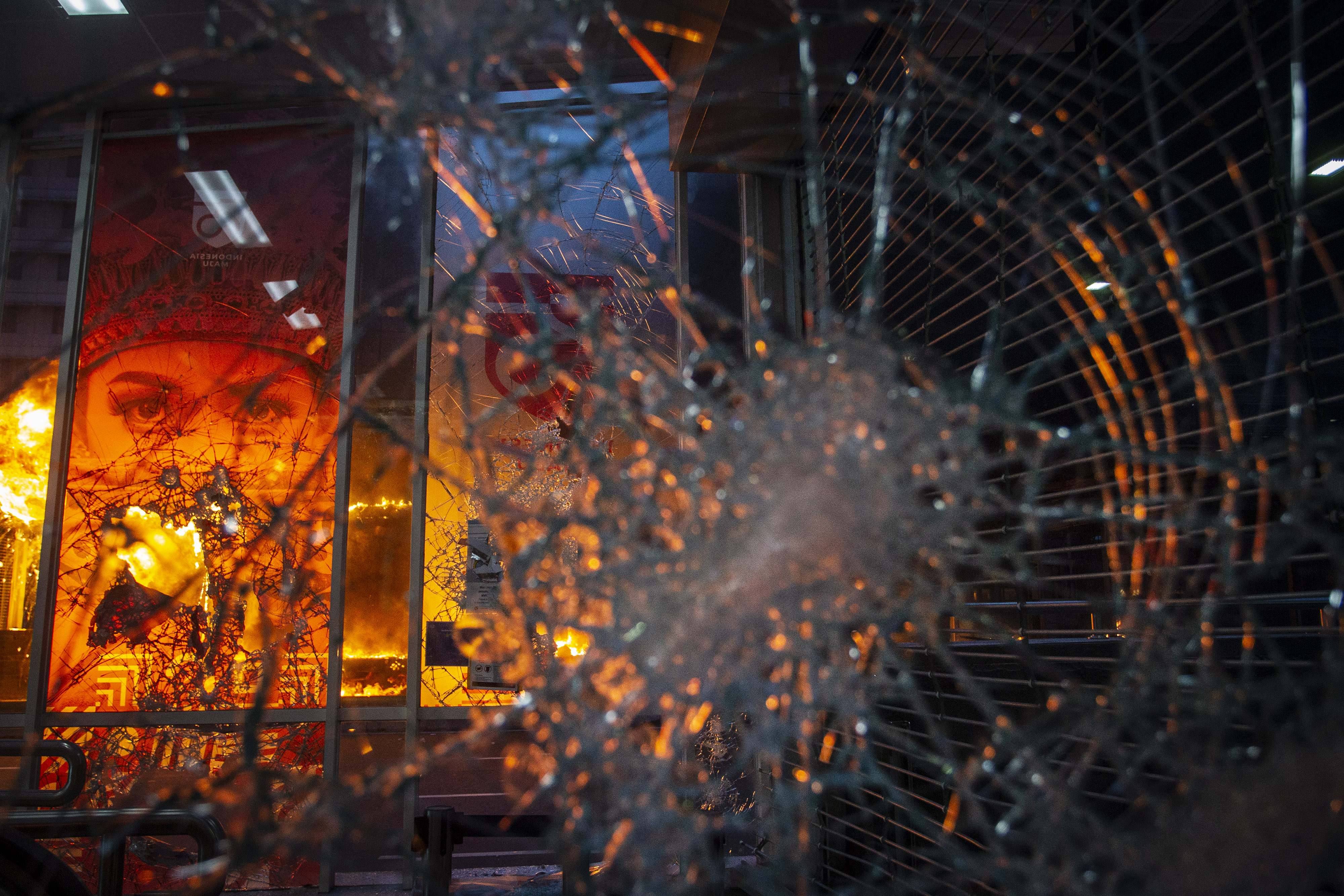 Suasana akses masuk Stasiun MRT Bundaran HI yang dirusak masssa aksi saat unjuk rasa menolak pengesahan Undang-Undang Cipta Kerja, hari ini.