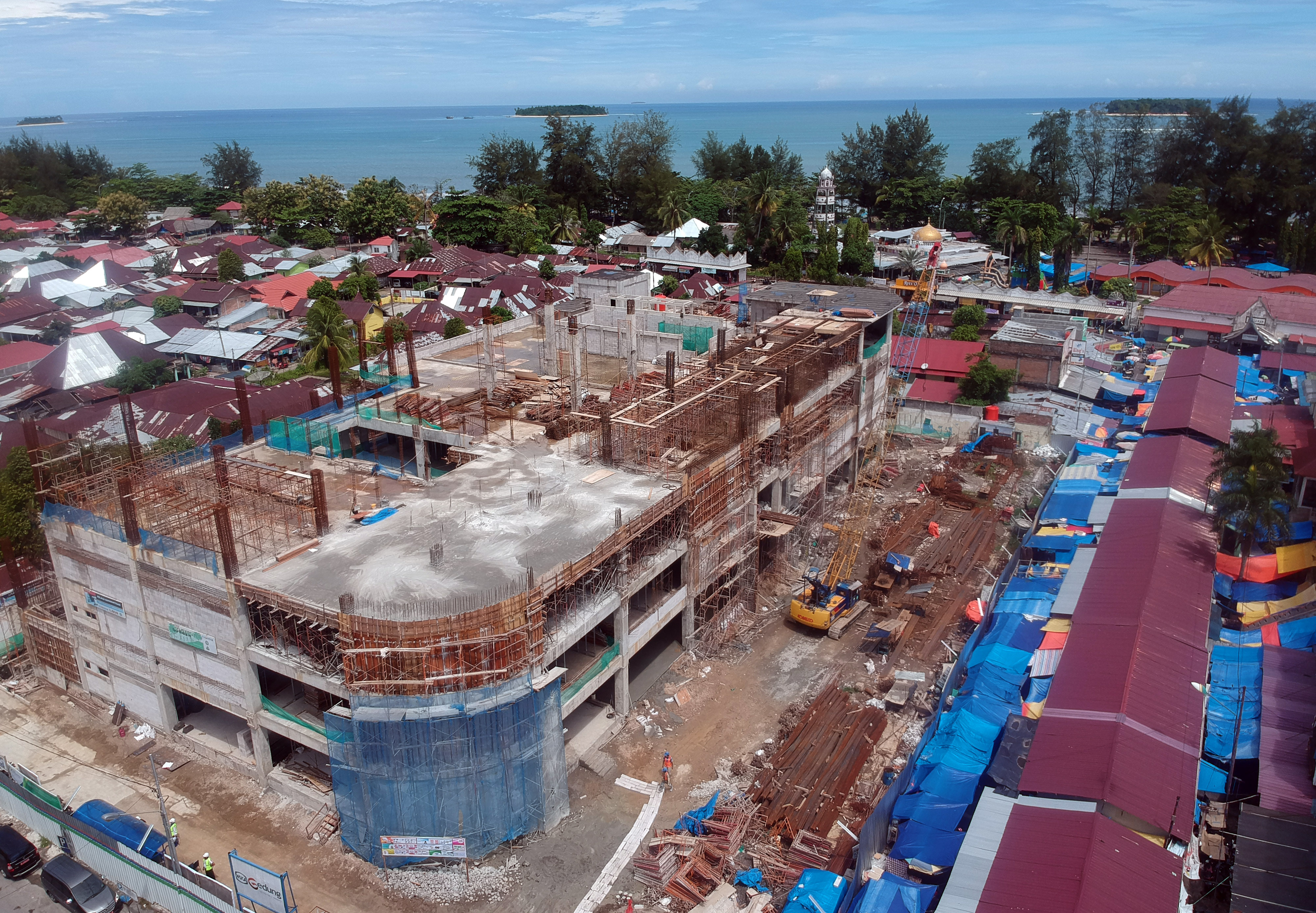 Foto udara pembangunan pasar rakyat di Pariaman, Sumatera Barat, Sabtu (20/6/2020).