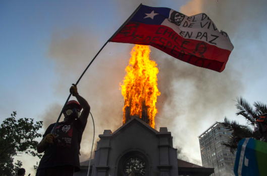 Demonstrasi yang diwarnai pembekaran gereja terjadi Santiago, Chile, Minggu (18/10/2020)