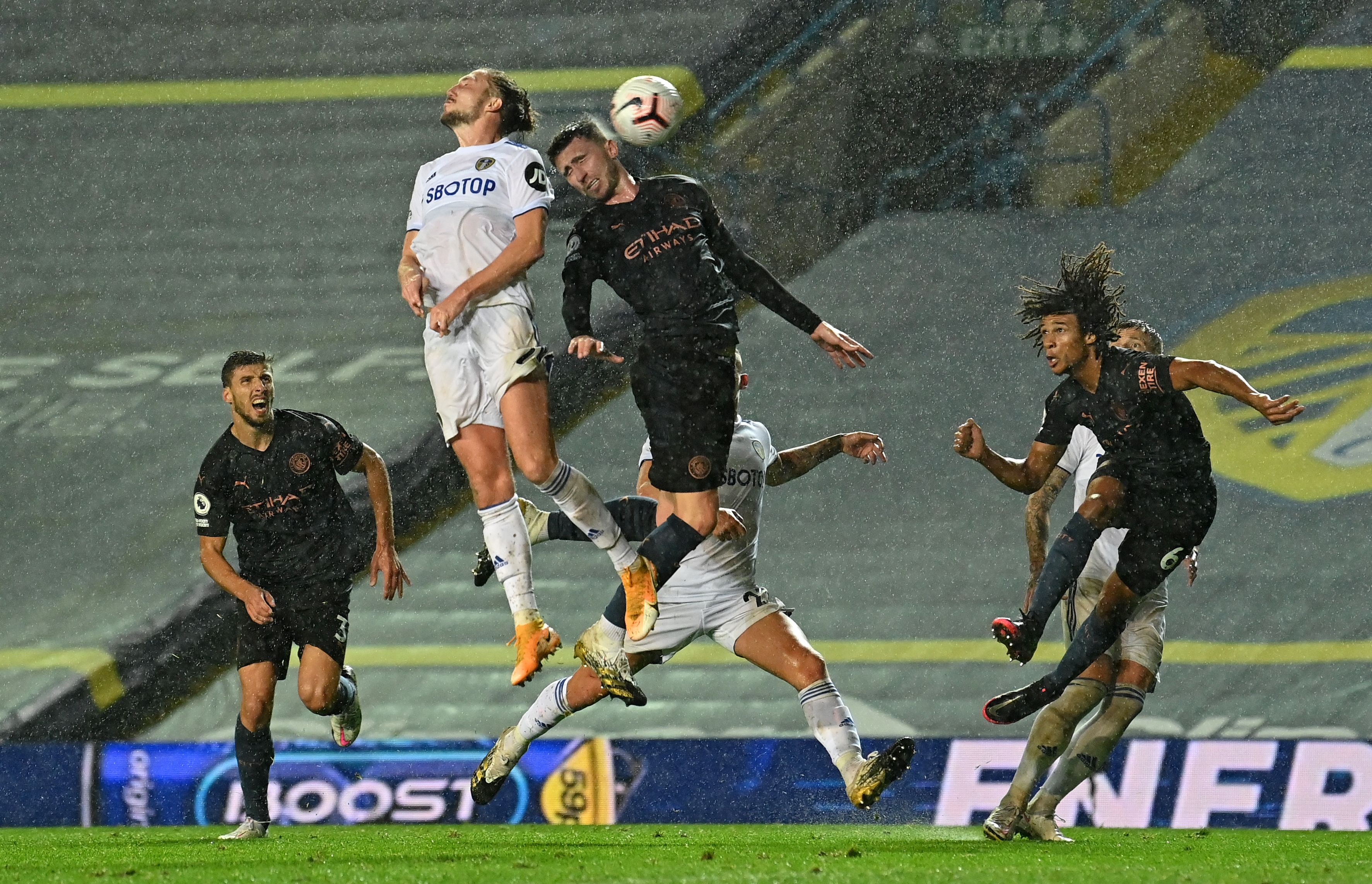 Pemain Leeds United Luke Ayling (kedua kiri) menyundul bola di samping pemain Manchester City Aymeric Laporte