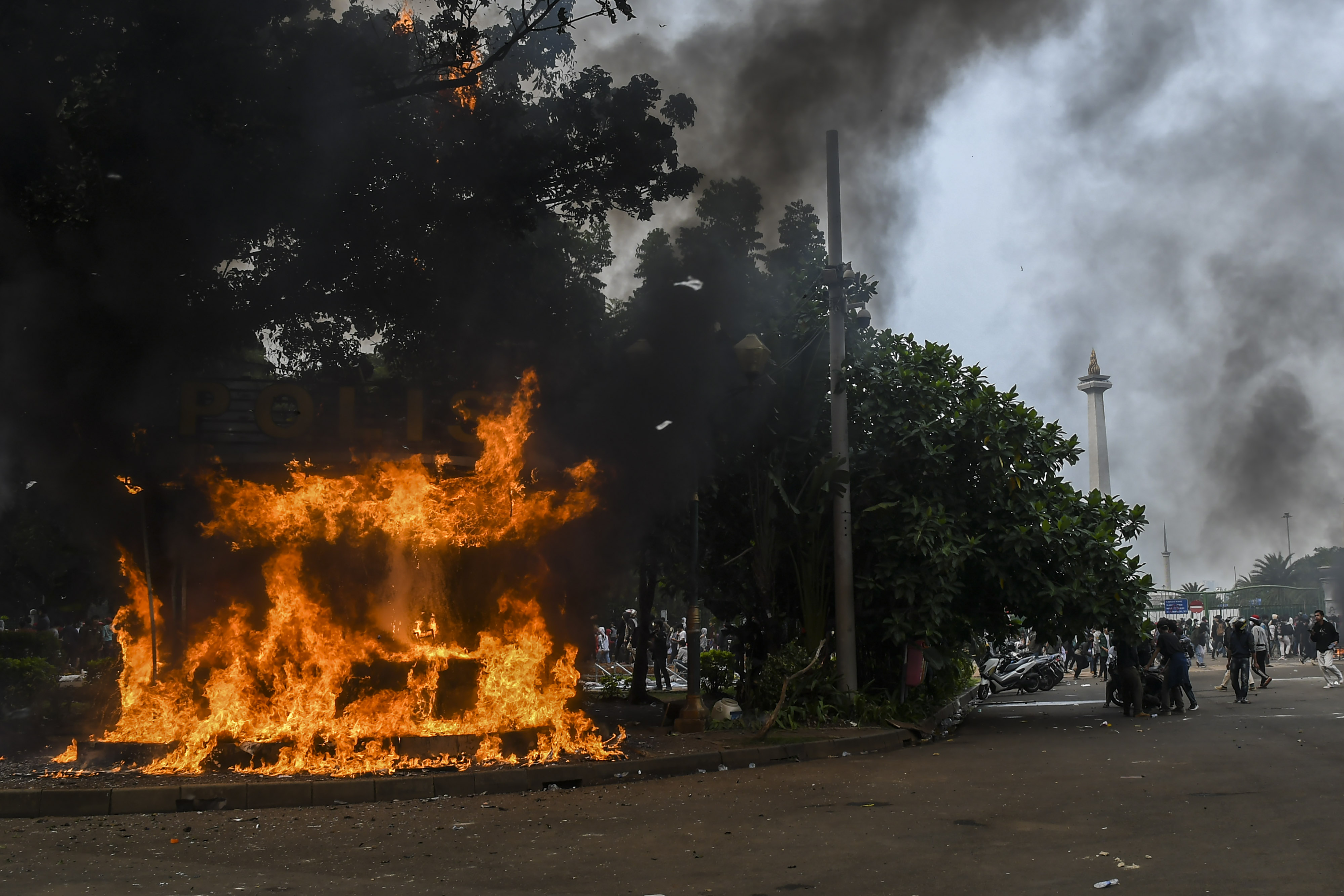 entrokan antara demonstran dengan polisi saat aksi unjuk rasa menentang UU Cipta Kerja di Jakarta, hari ini.