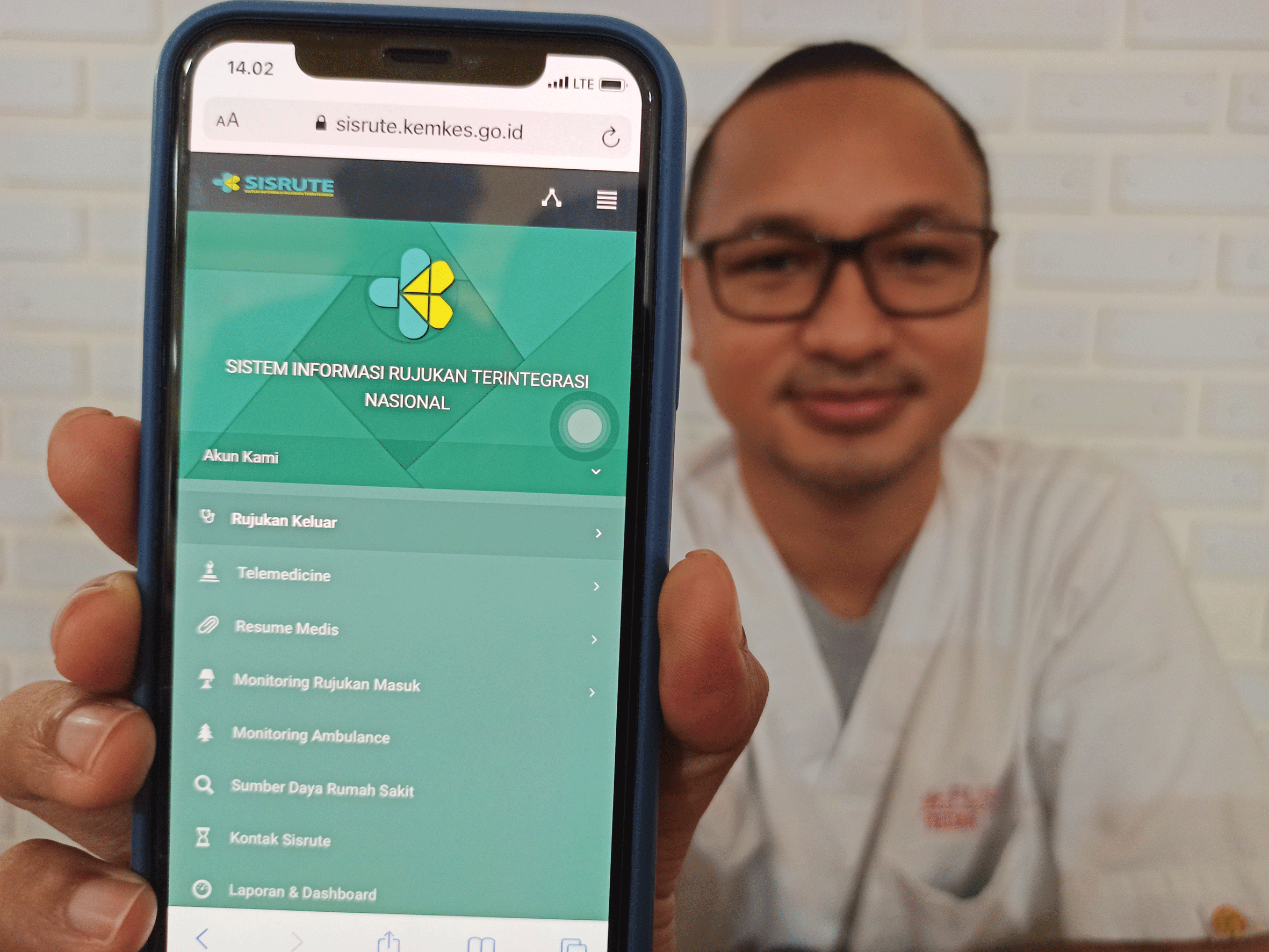 Dokter ahli bedah syaraf di RSUD Undata Palu yang selalu menerima pasien rujukan dari puskesmas didaerah terpencil melalui jaringan internet