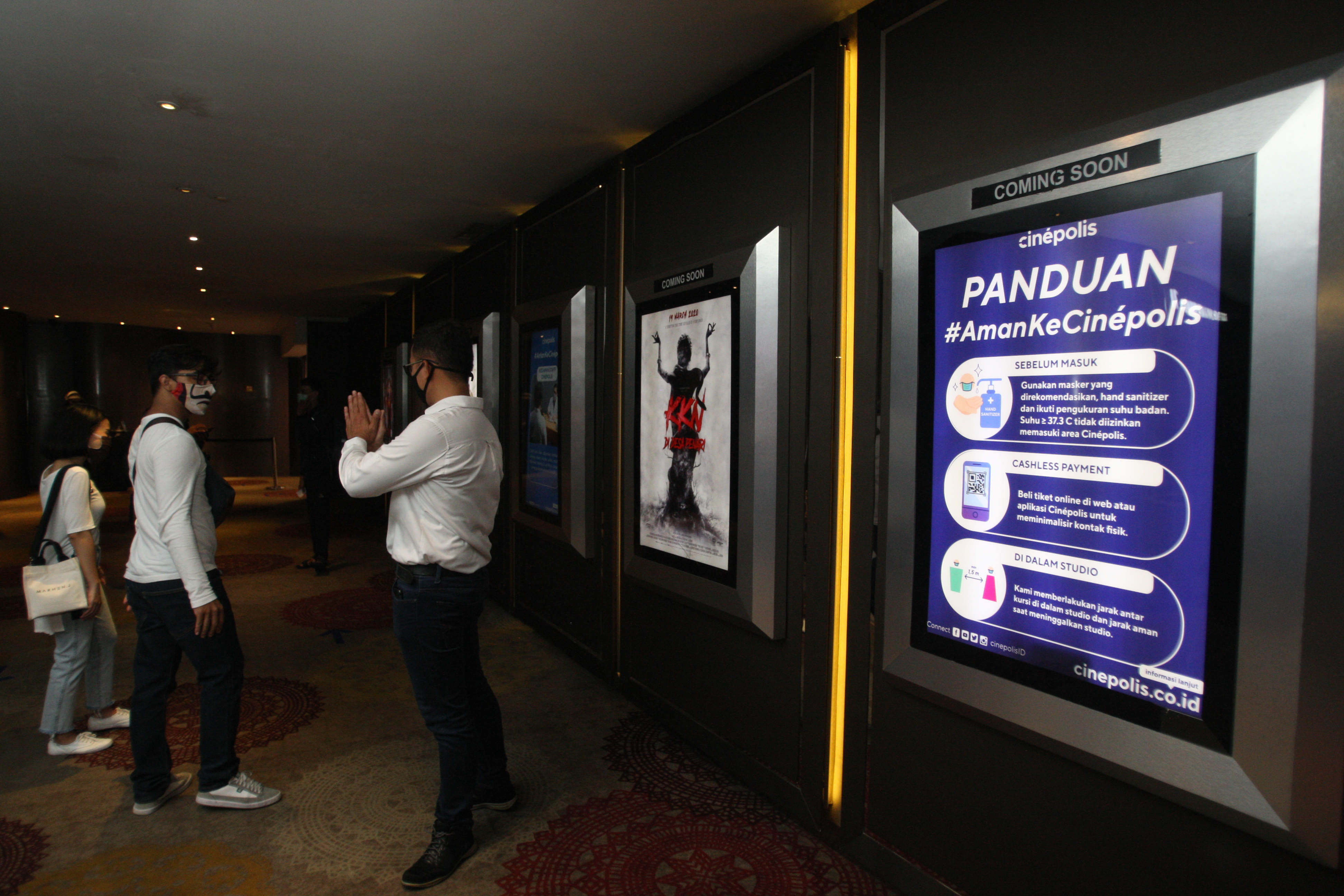 Pengunjung menyaksikan film yang di putar di Cinepolis, Plaza Semanggi, Jakarta Sabtu (24/10/2020). 